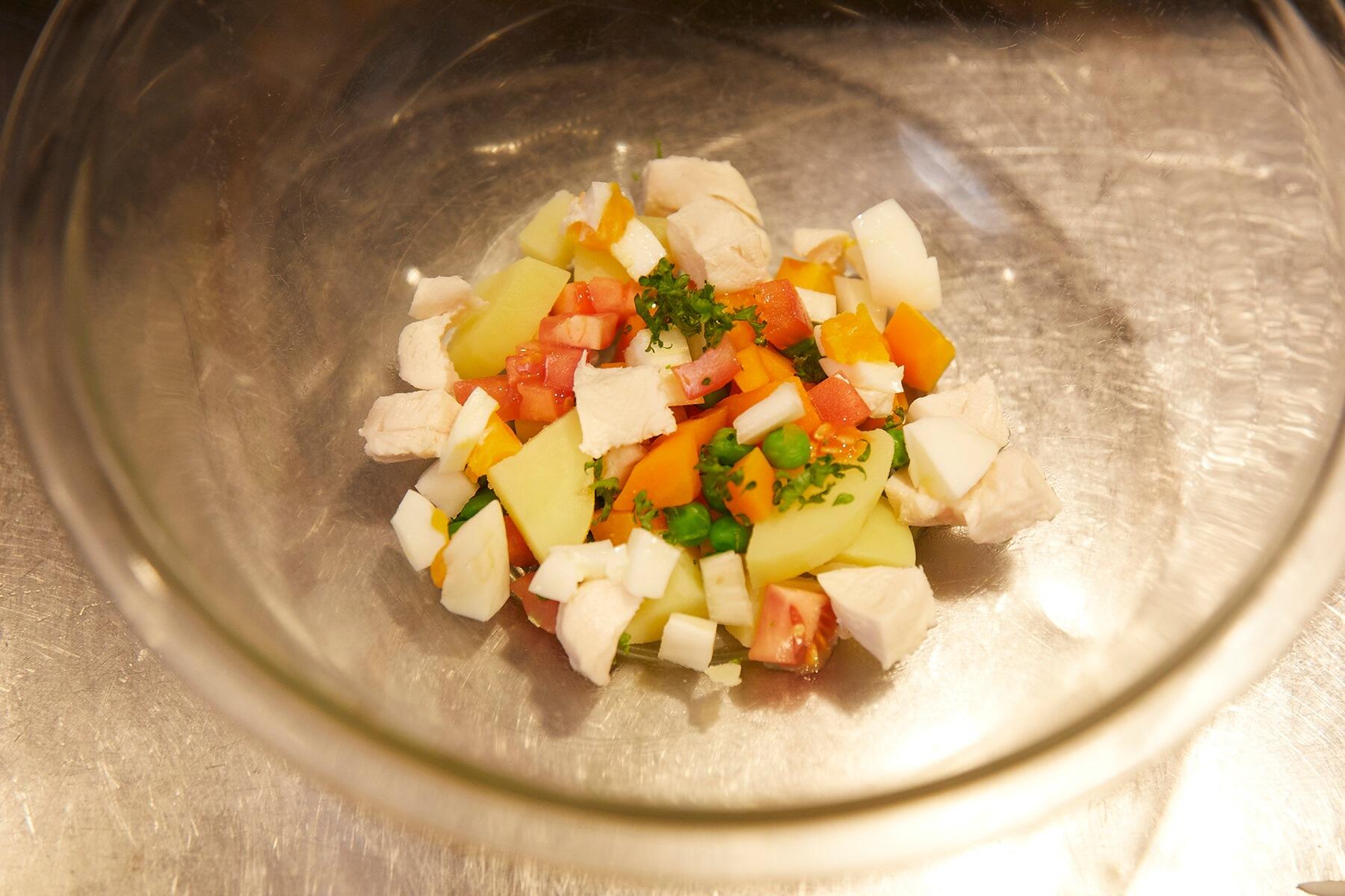 トマト、セロリ、卵を合わせる