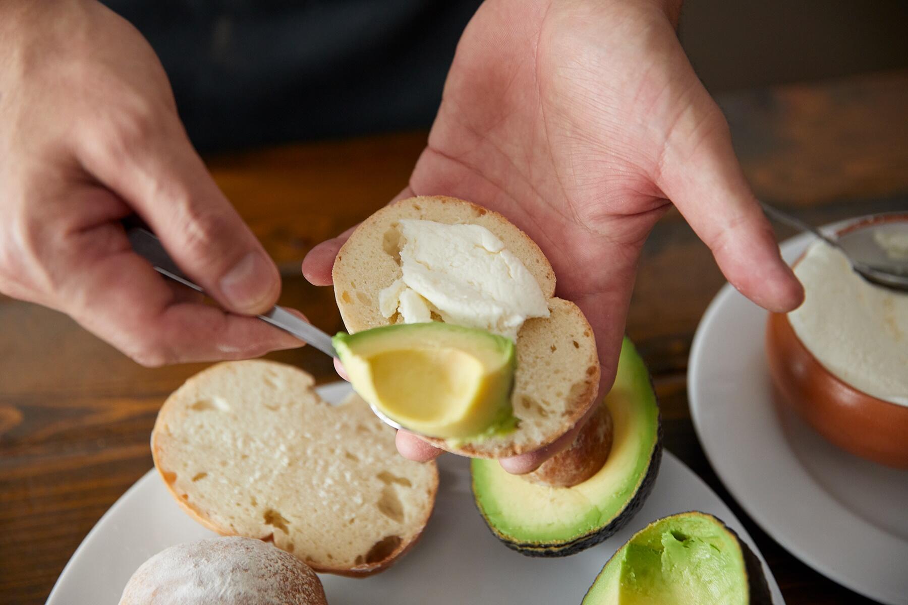 アボカドをのせる