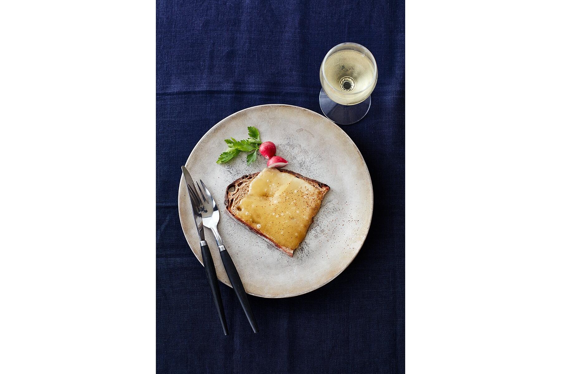 ほのかな酸味と甘味がスパイスと合う！“トムドサヴォワチーズのカンパーニュトースト”