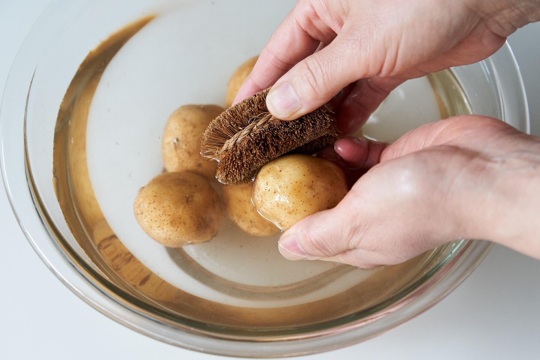 新じゃがの下ごしらえ