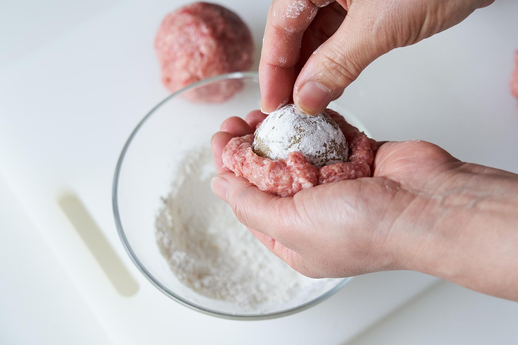 挽き肉だねで新じゃがを包む