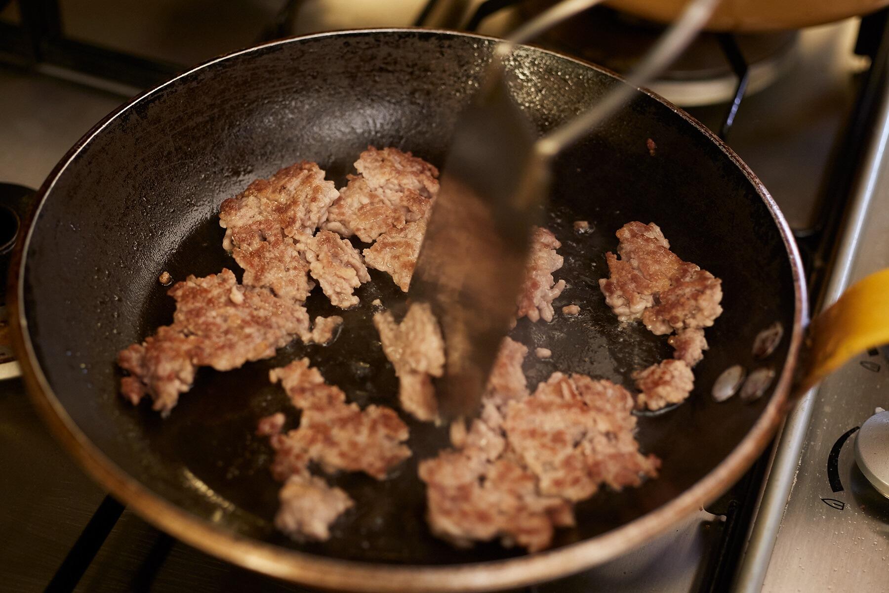 挽き肉を炒める