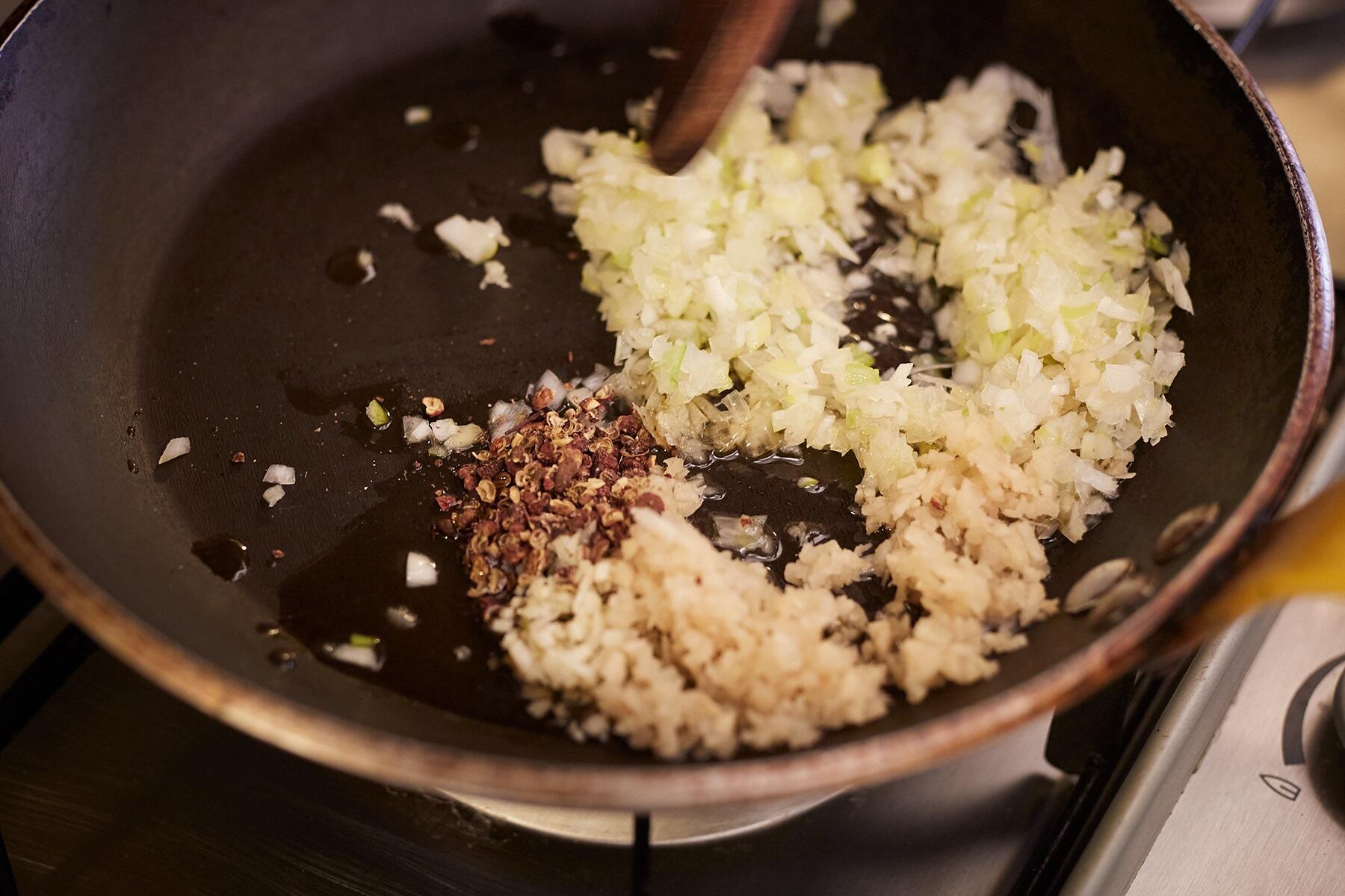 挽き肉を炒める