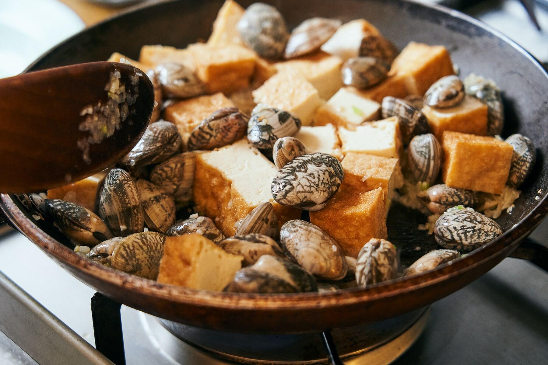 厚揚げとあさりを加える