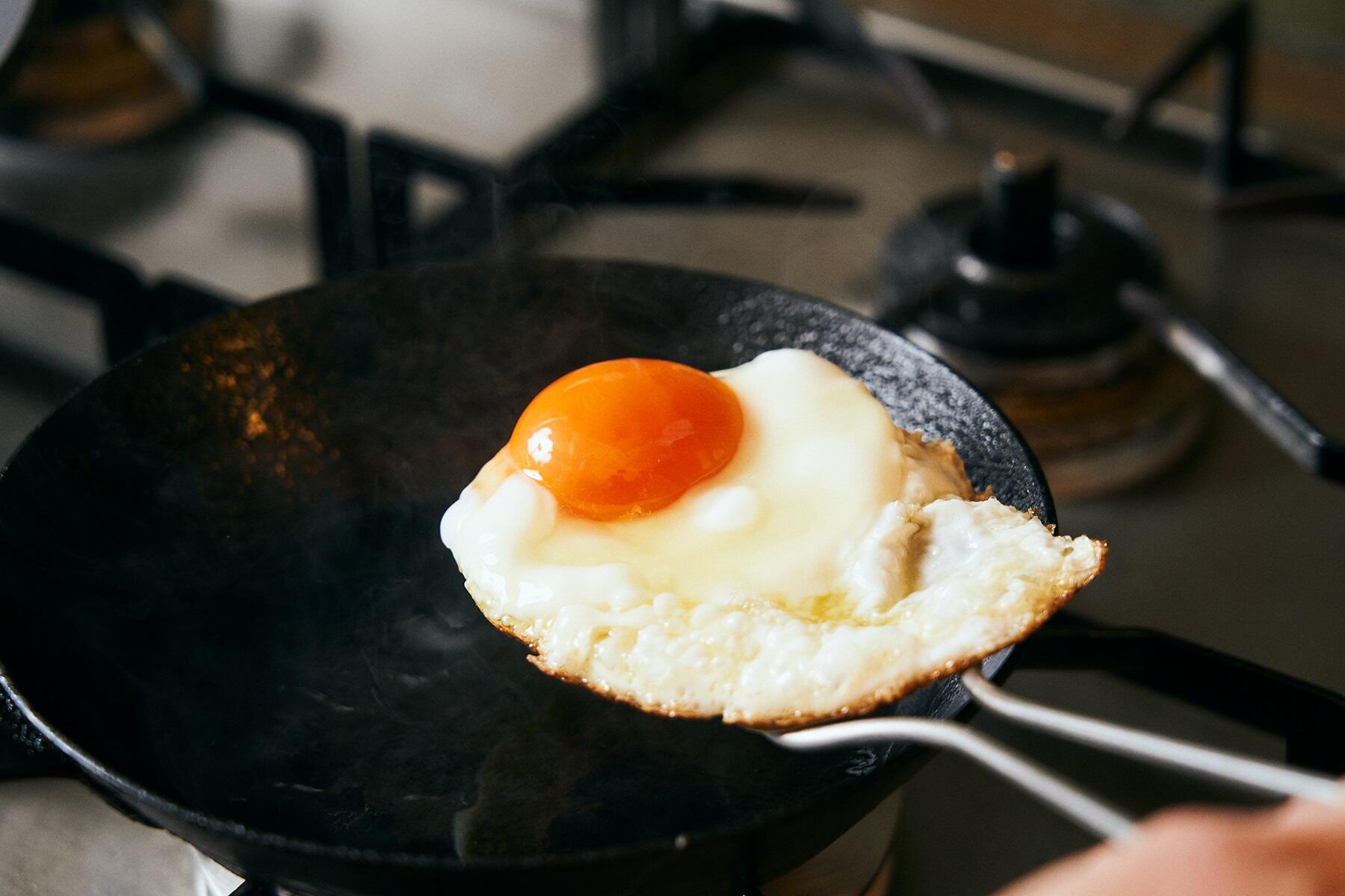 卵を揚げ焼きする