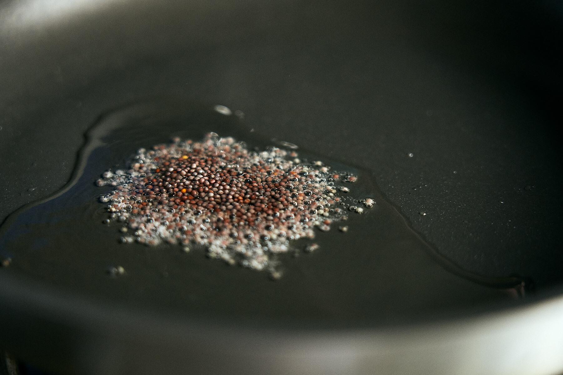 マスタードシードを炒める