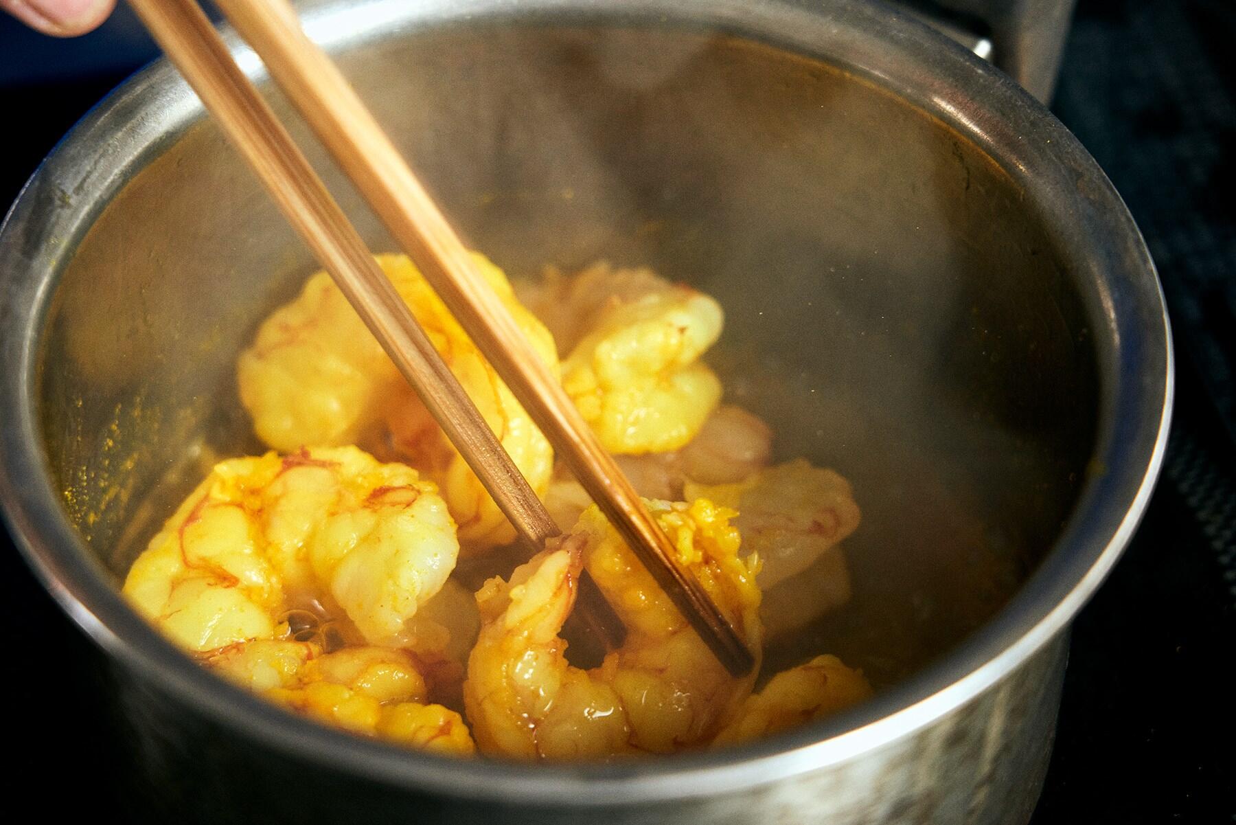 エビを蒸し煮にする