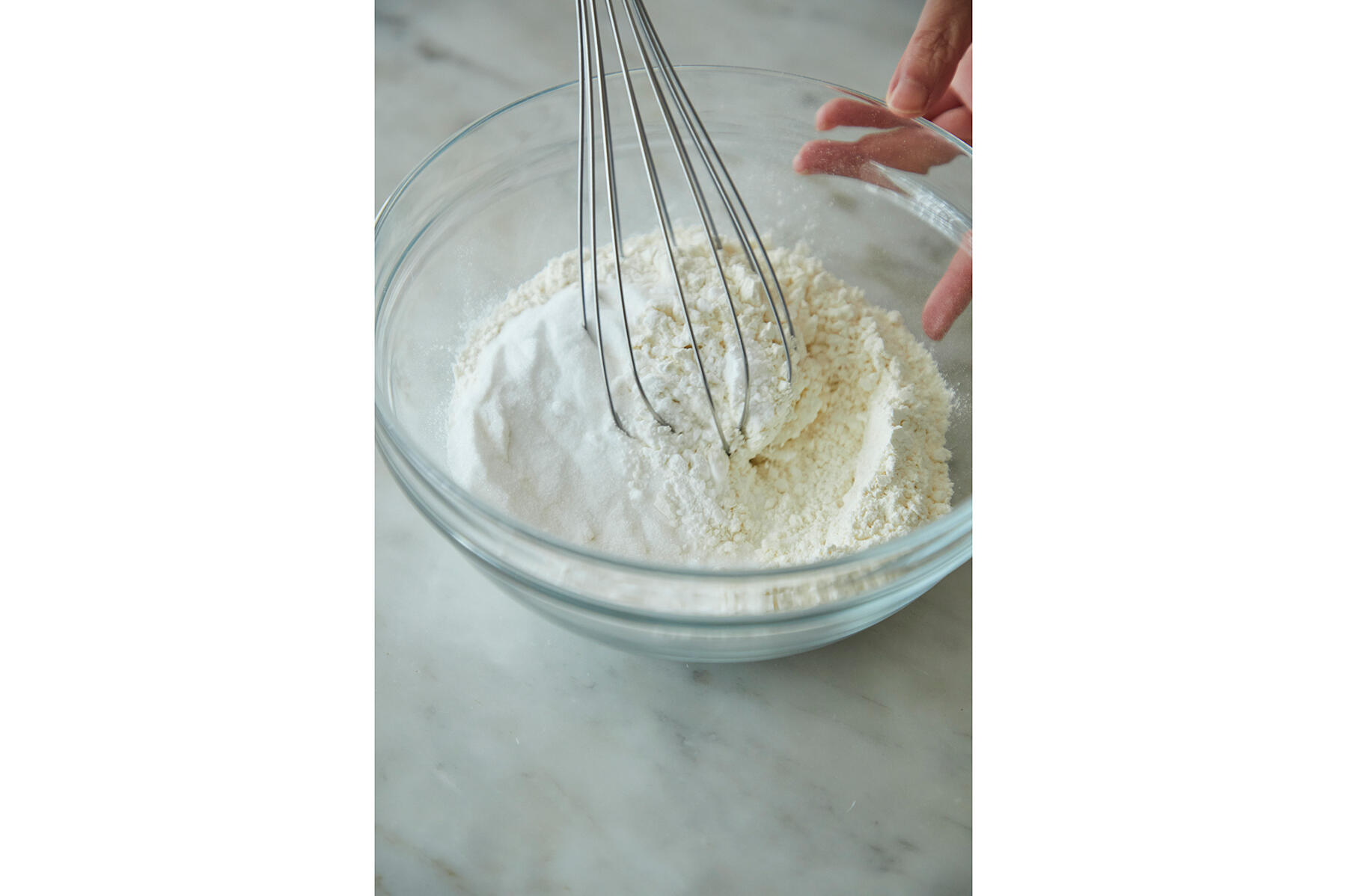 粉類をボウルに入れる