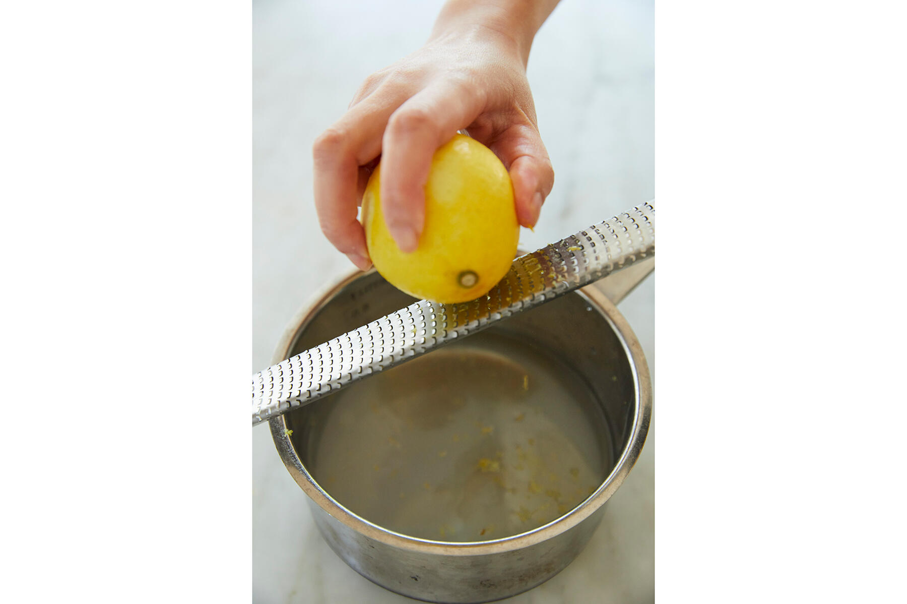 レモンの皮をする