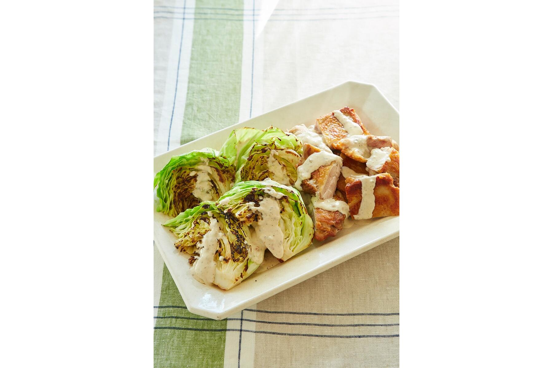 カリッと香ばしい“春キャベツと鶏肉のオリーブオイル焼き”