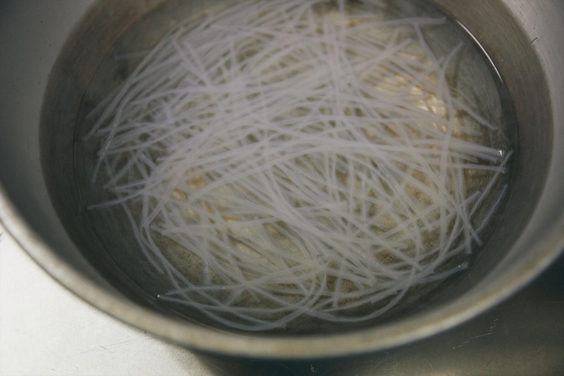 ボウルに入った糸寒天