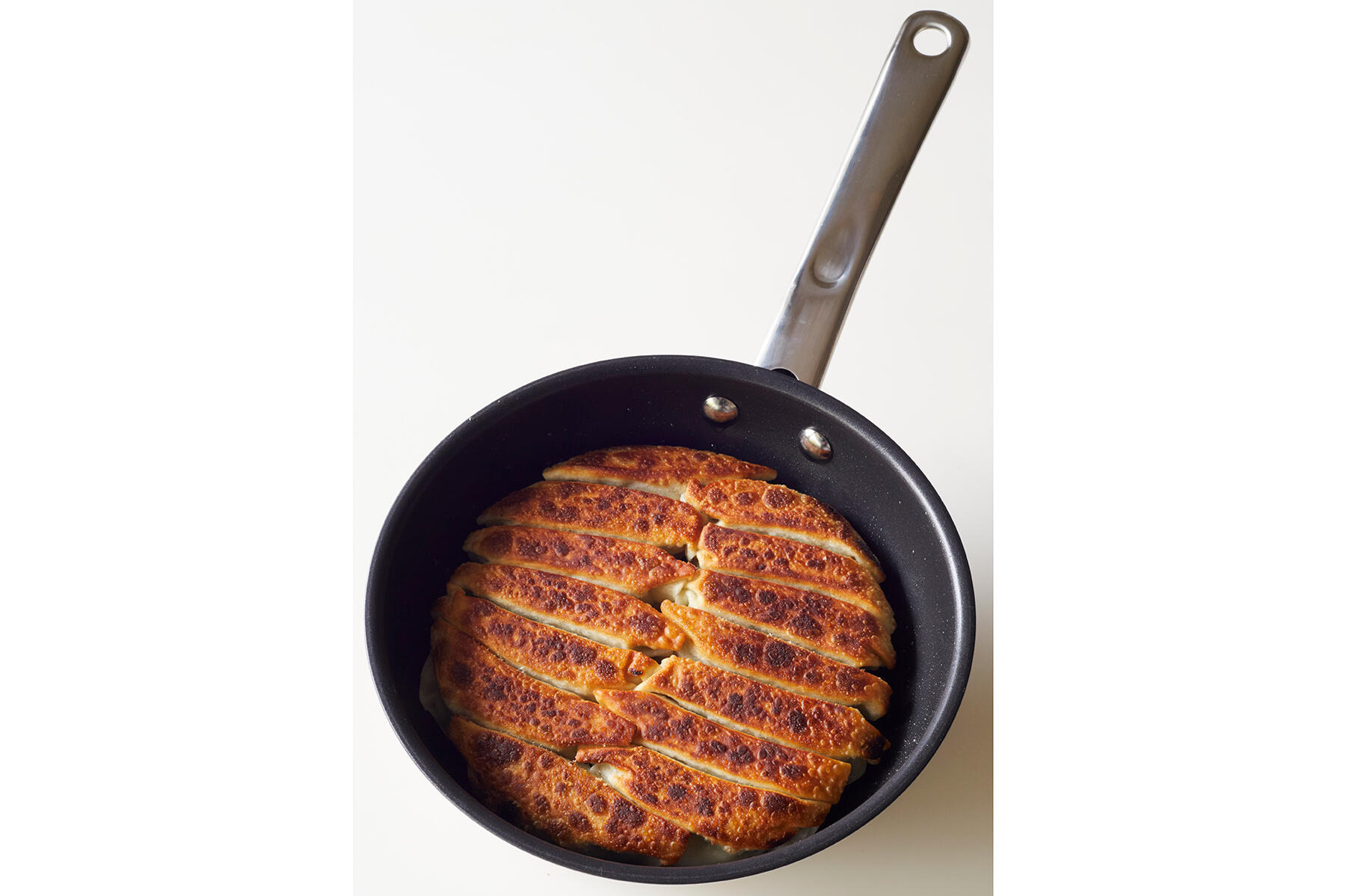 カリっと香ばしい ぎゅうぎゅう焼き餃子 メインのおかずを小さなフライパンひとつで 公式 Dancyu ダンチュウ カリっと香ばしい ぎゅうぎゅう焼き餃子 メインのおかずを小さなフライパンひとつで 公式 Dancyu ダンチュウ