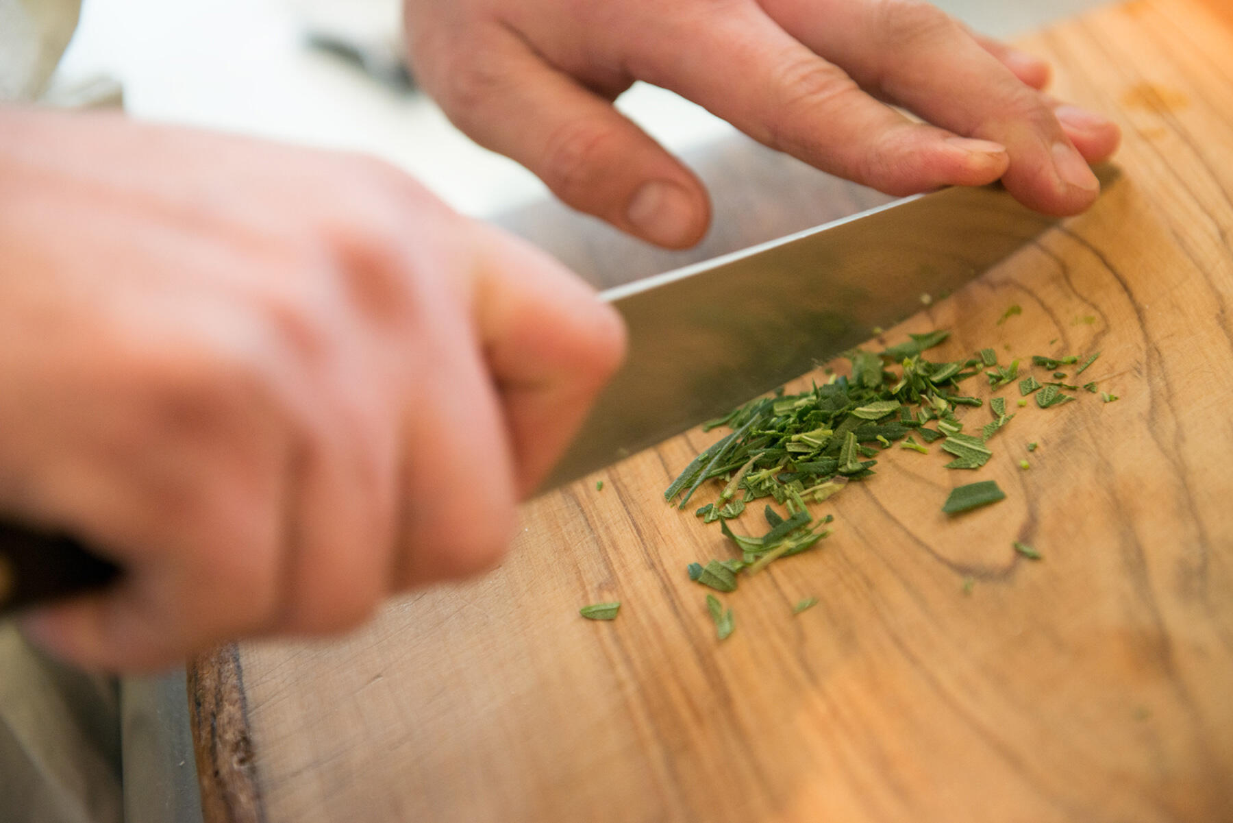 ローズマリーを刻む