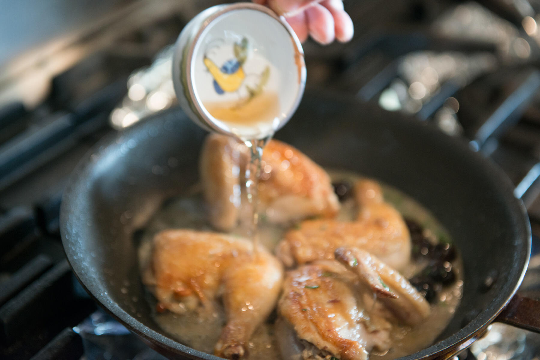 白ワイン、白ワインビネガーを加える