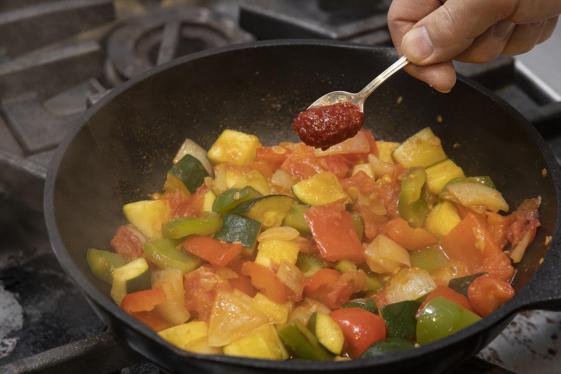 豆板醤で爽やかな辛味をつける