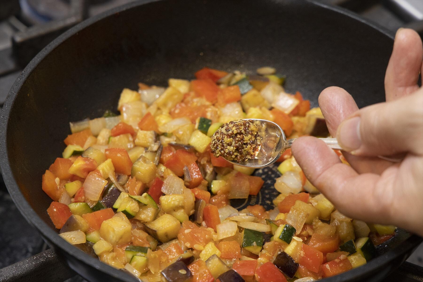 赤ワインビネガー、粒マスタードでソースを仕上げる