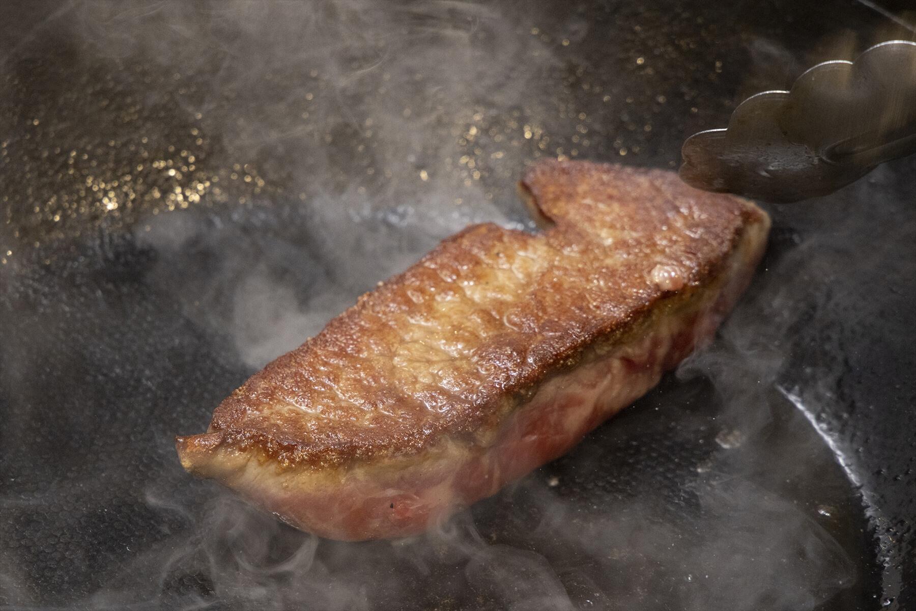 牛肉は焼き色をしっかりつけたら、余熱で火を入れる