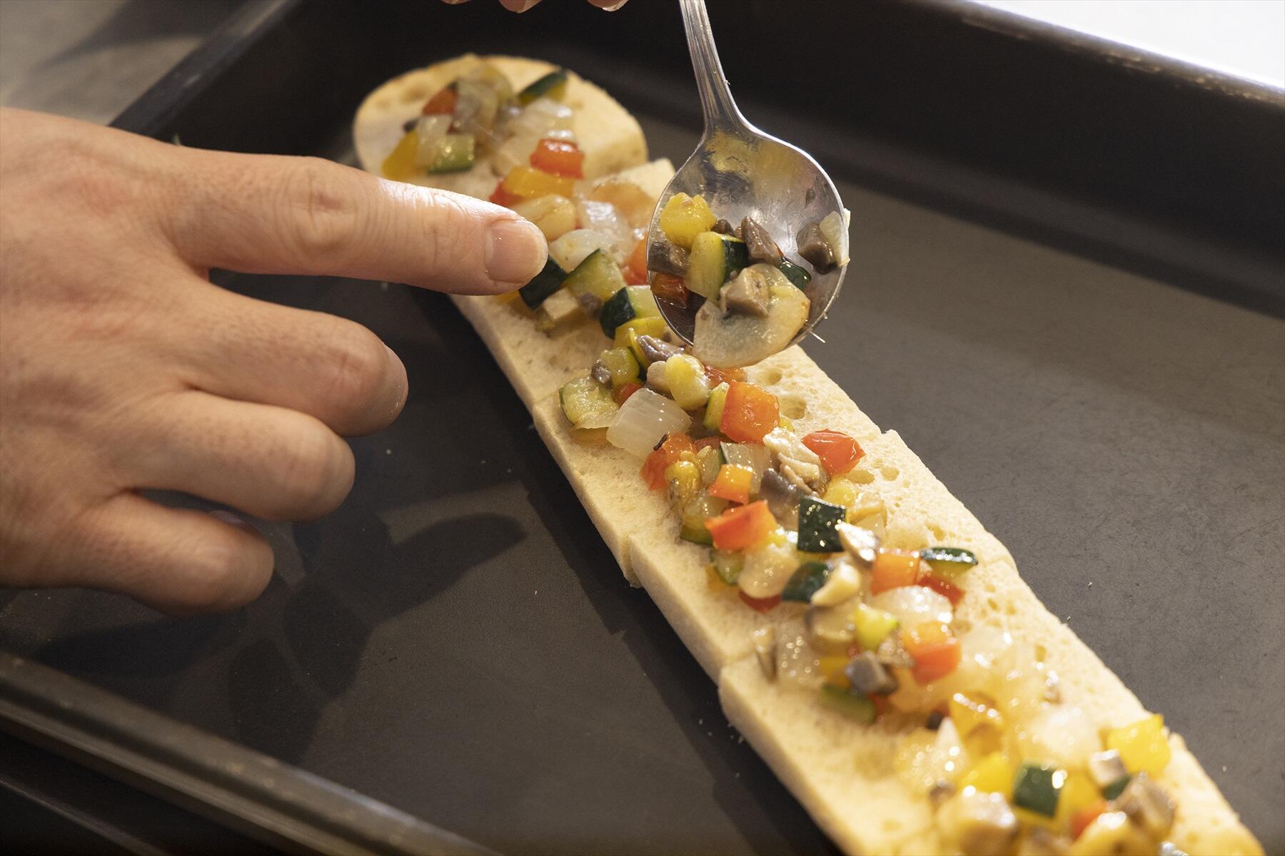 バゲットにのせて焼く