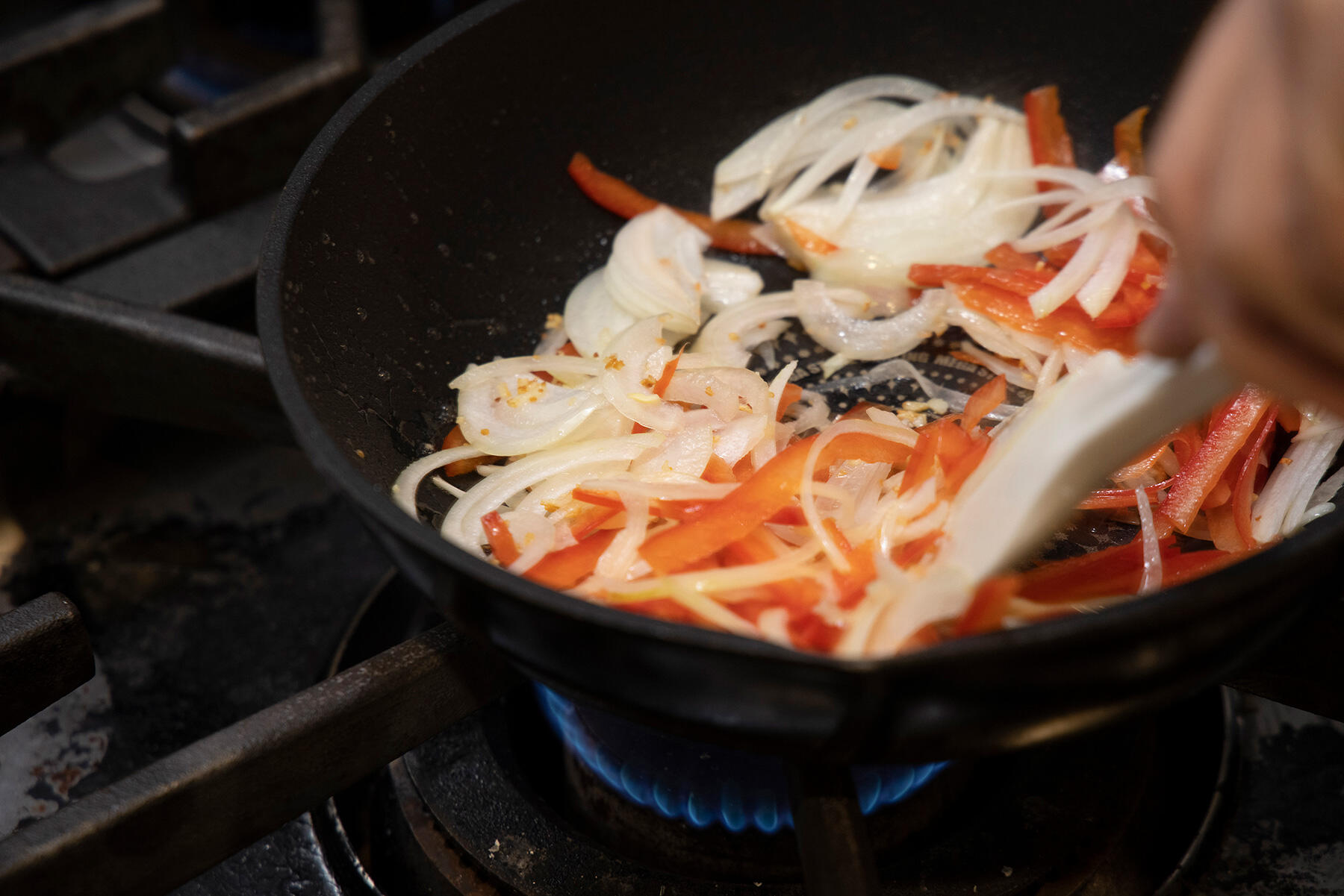 玉ねぎとパプリカを炒める