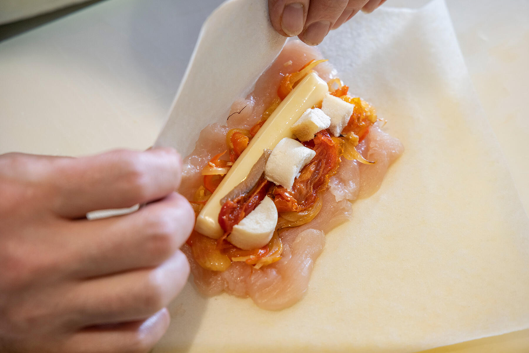 皮で具を巻き上げる