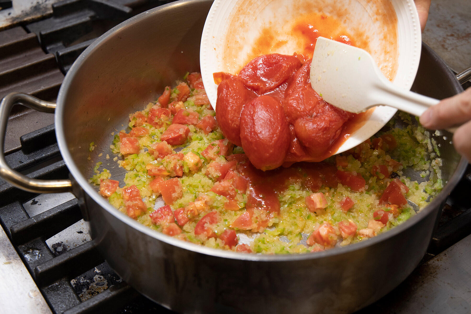 トマトを加えて、コトコト煮込む