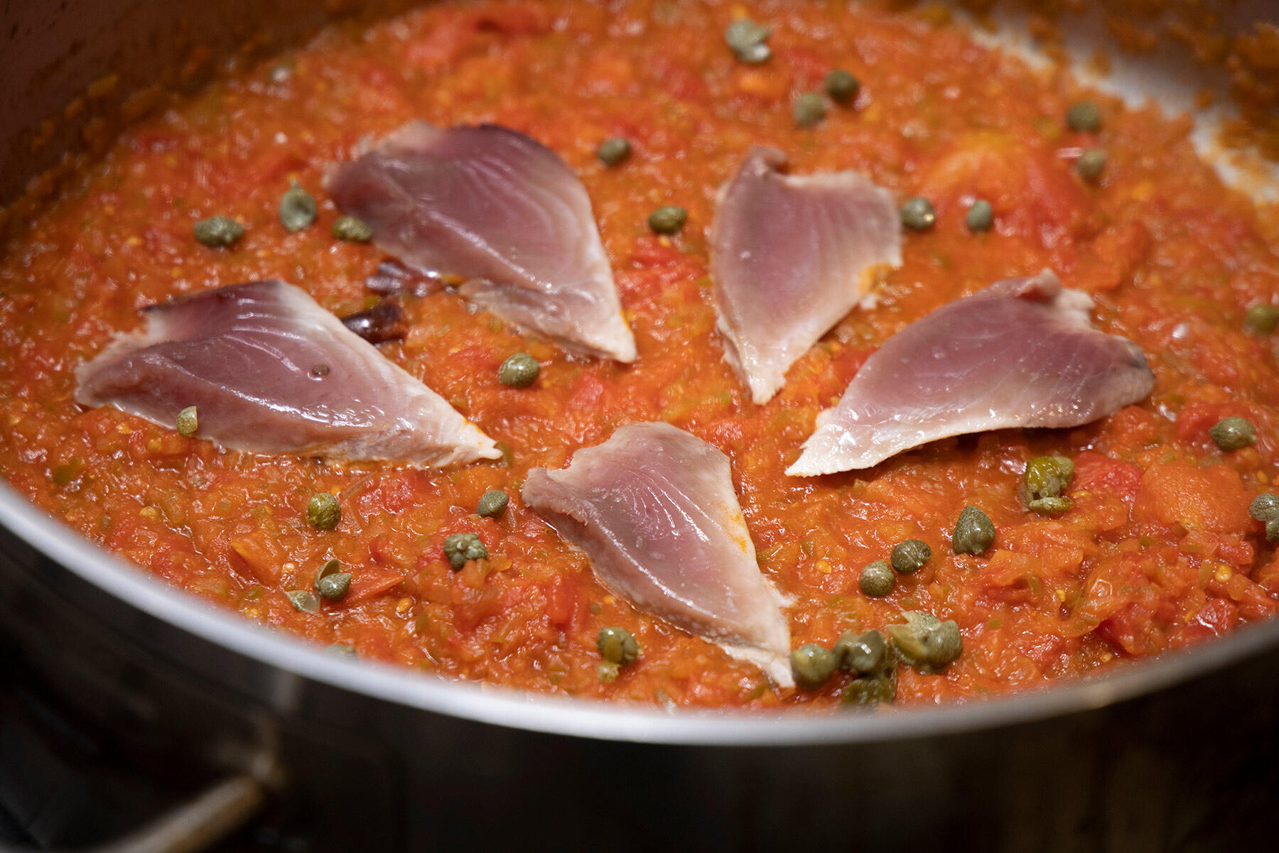 カツオをのせたら蓋をして火を止める