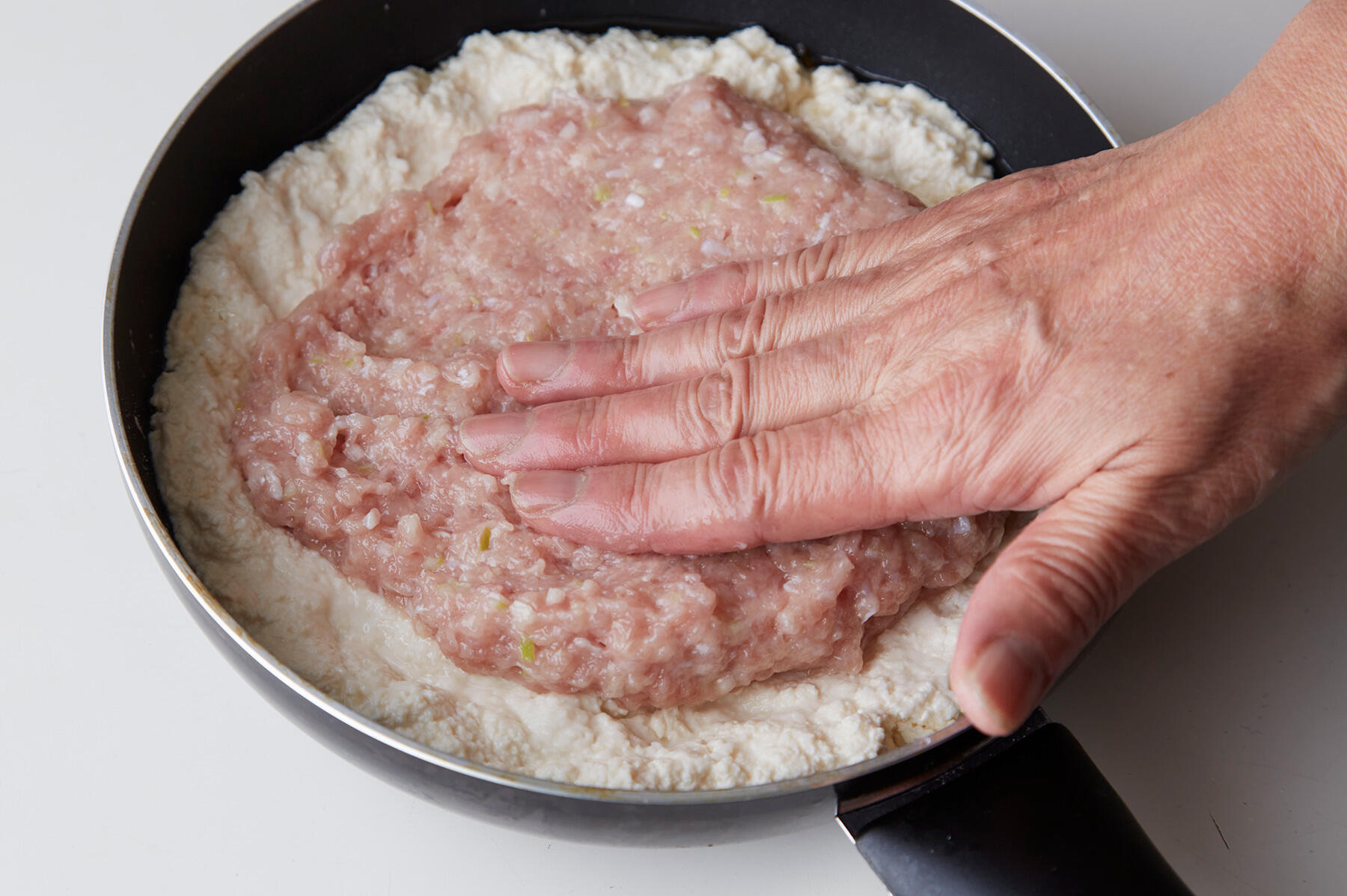 たねをフライパン敷く