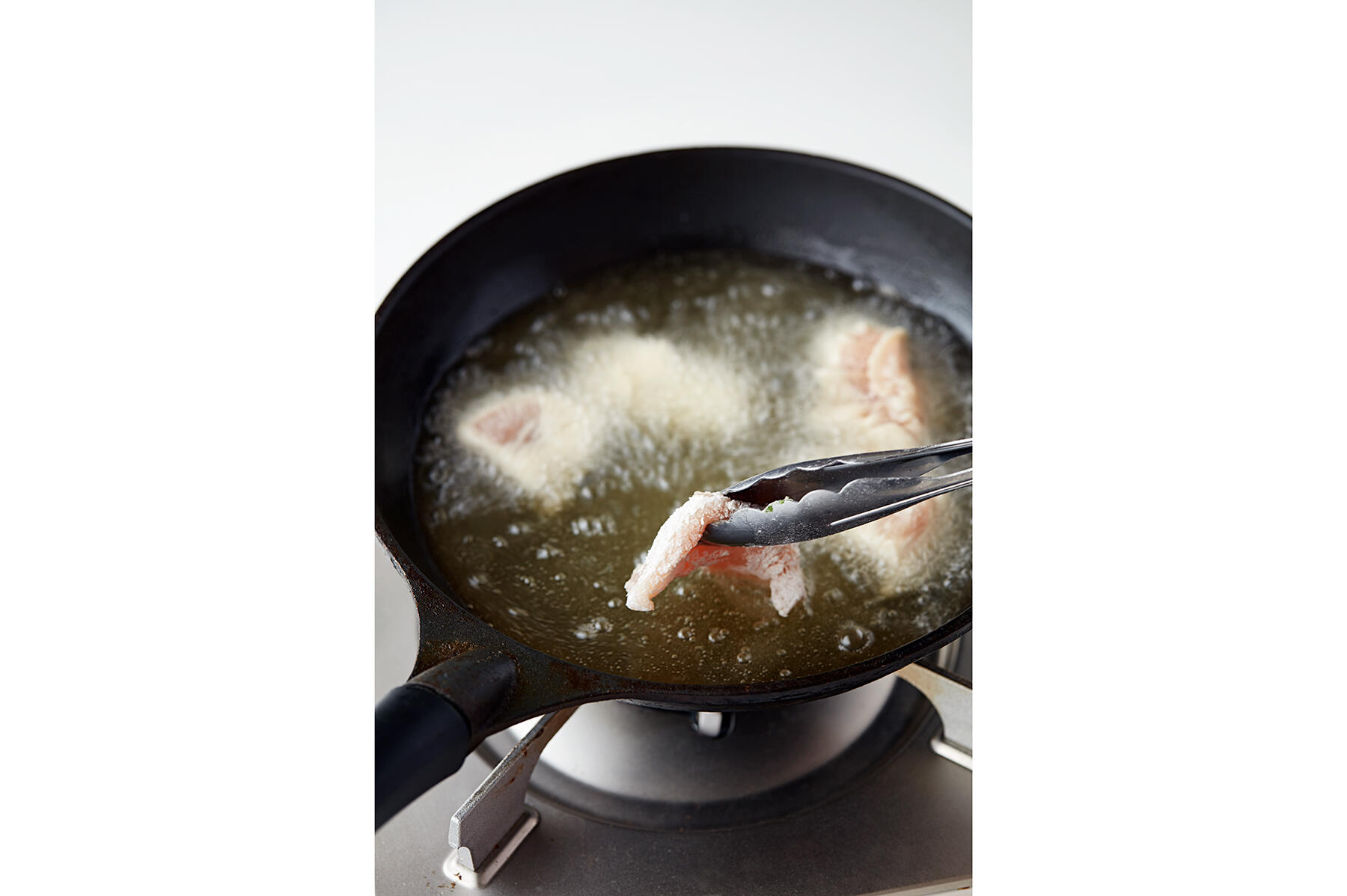 鶏肉を揚げる