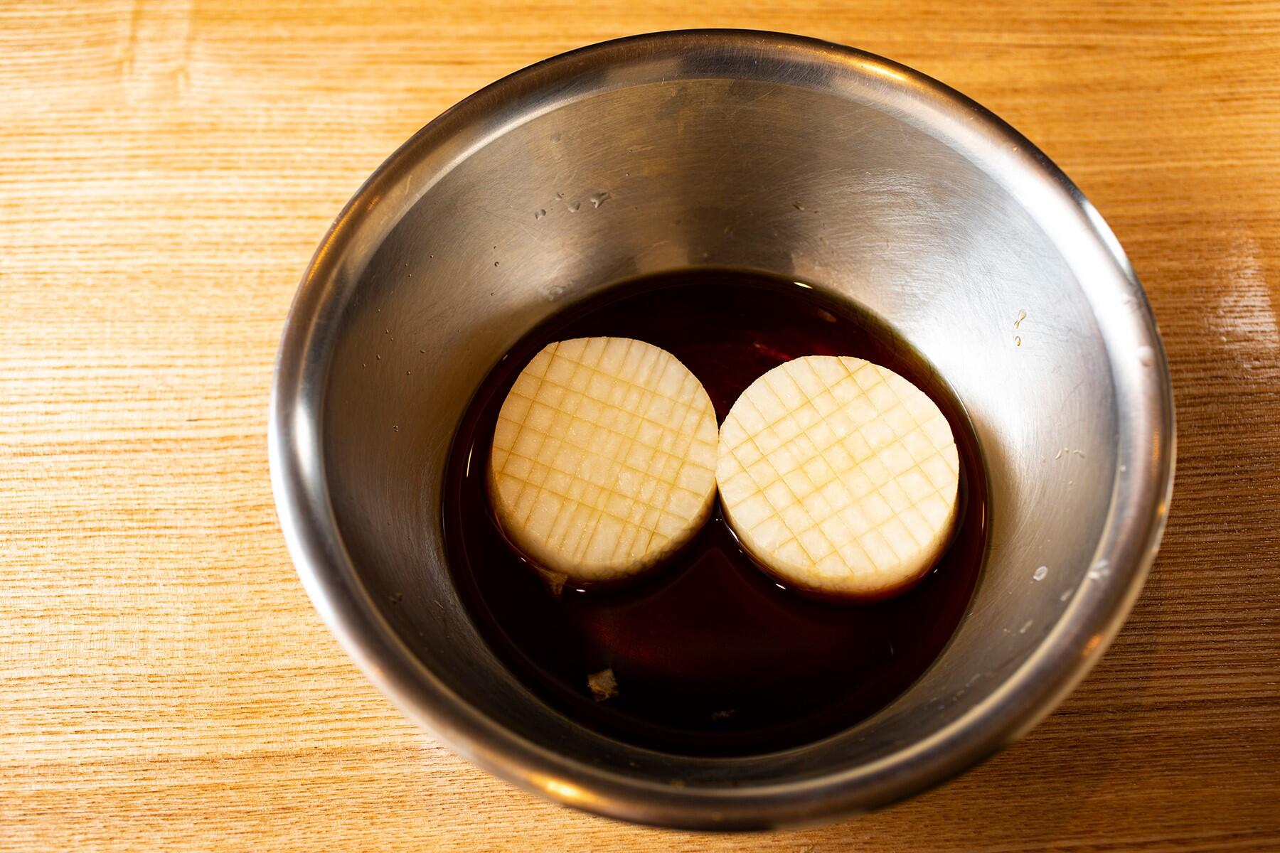 調味液に大根をつけ込む