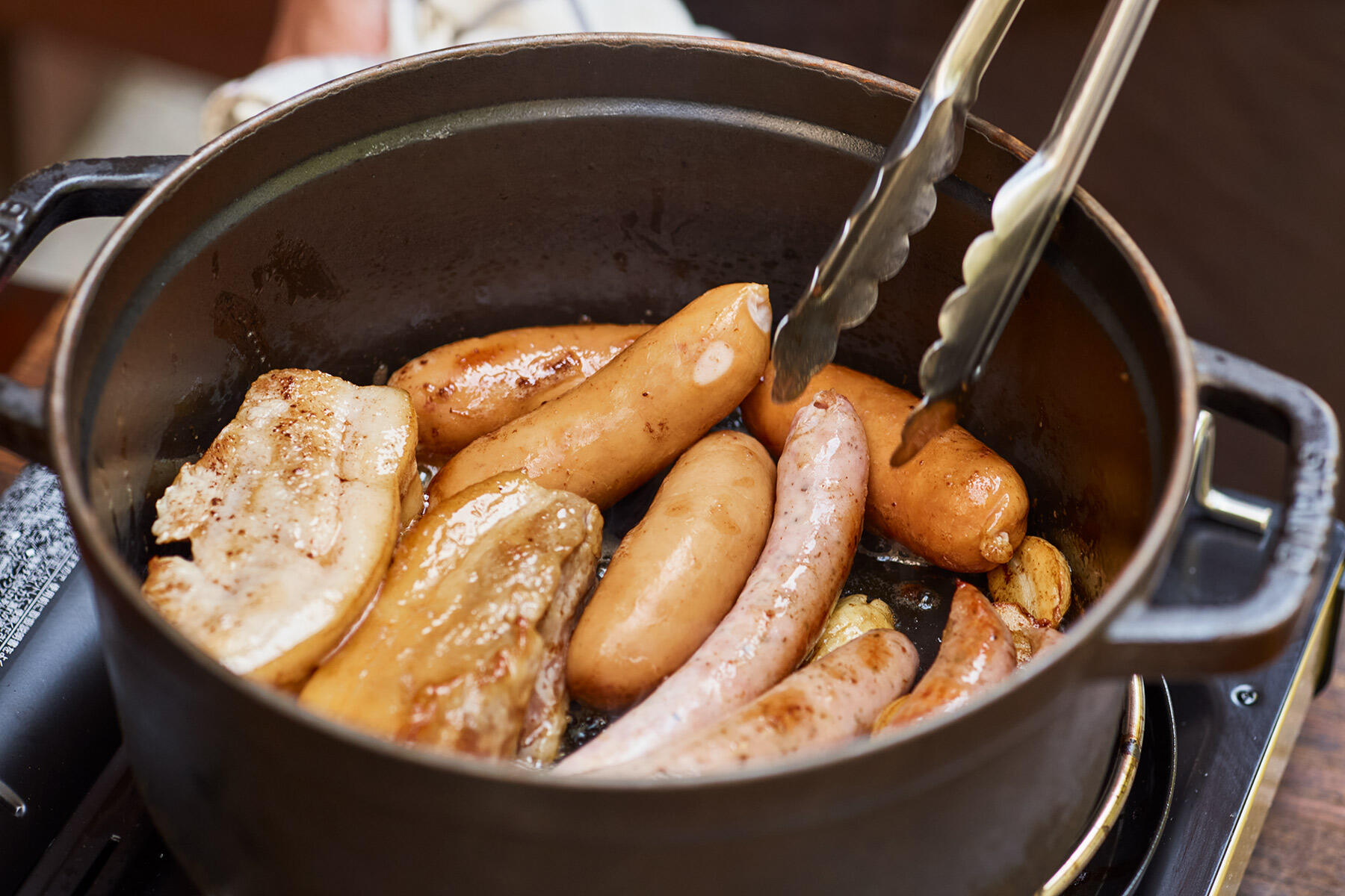 ベーコンとソーセージを焼く