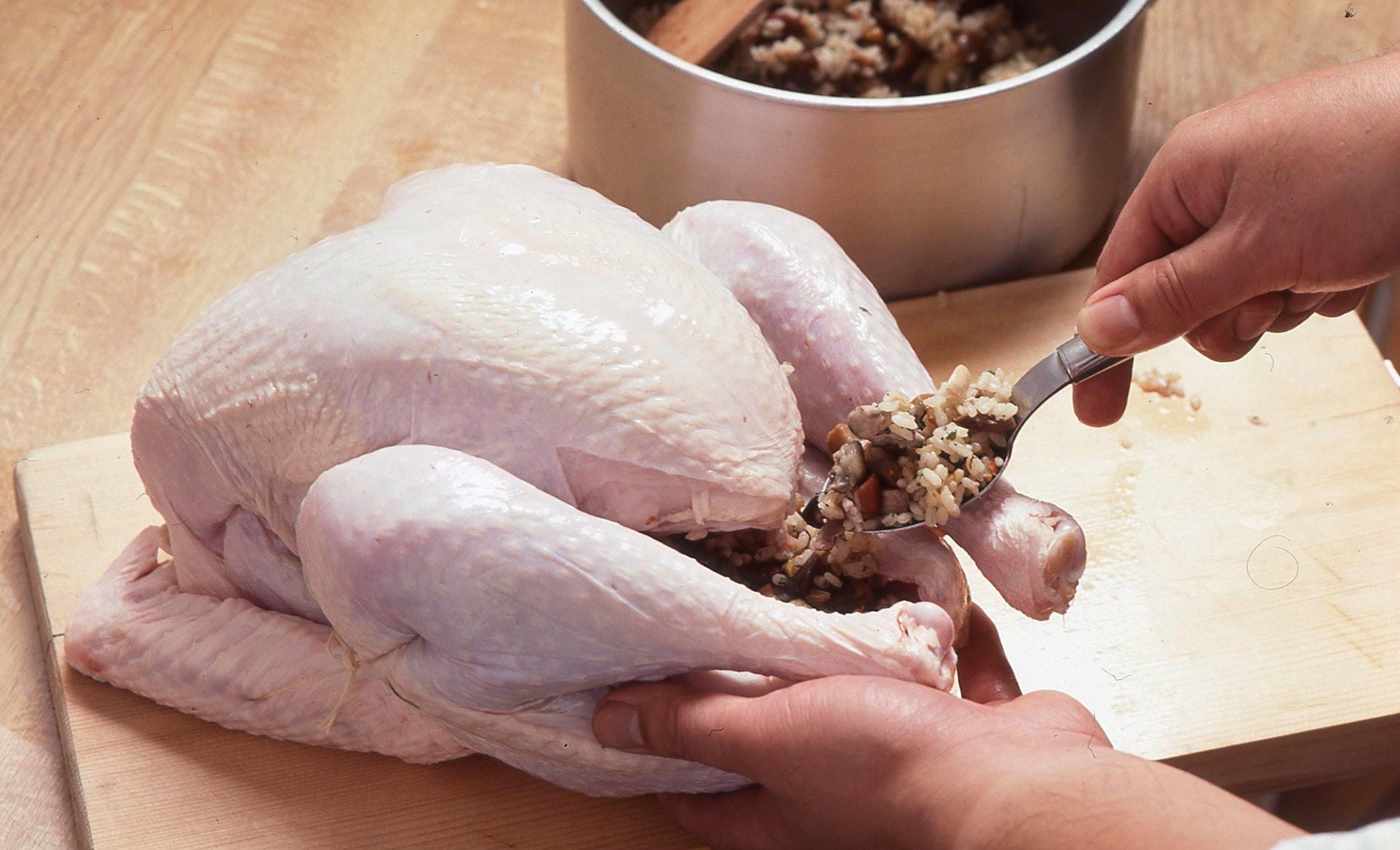 ターキーに具材を詰める