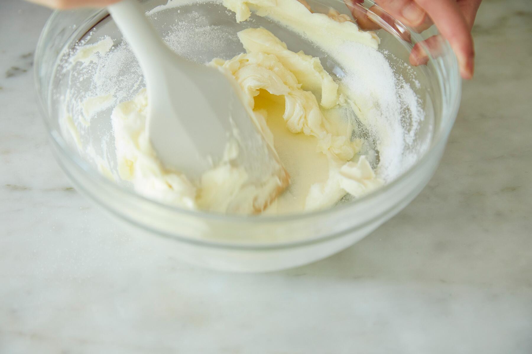 クリームチーズにグラニュー糖を混ぜる