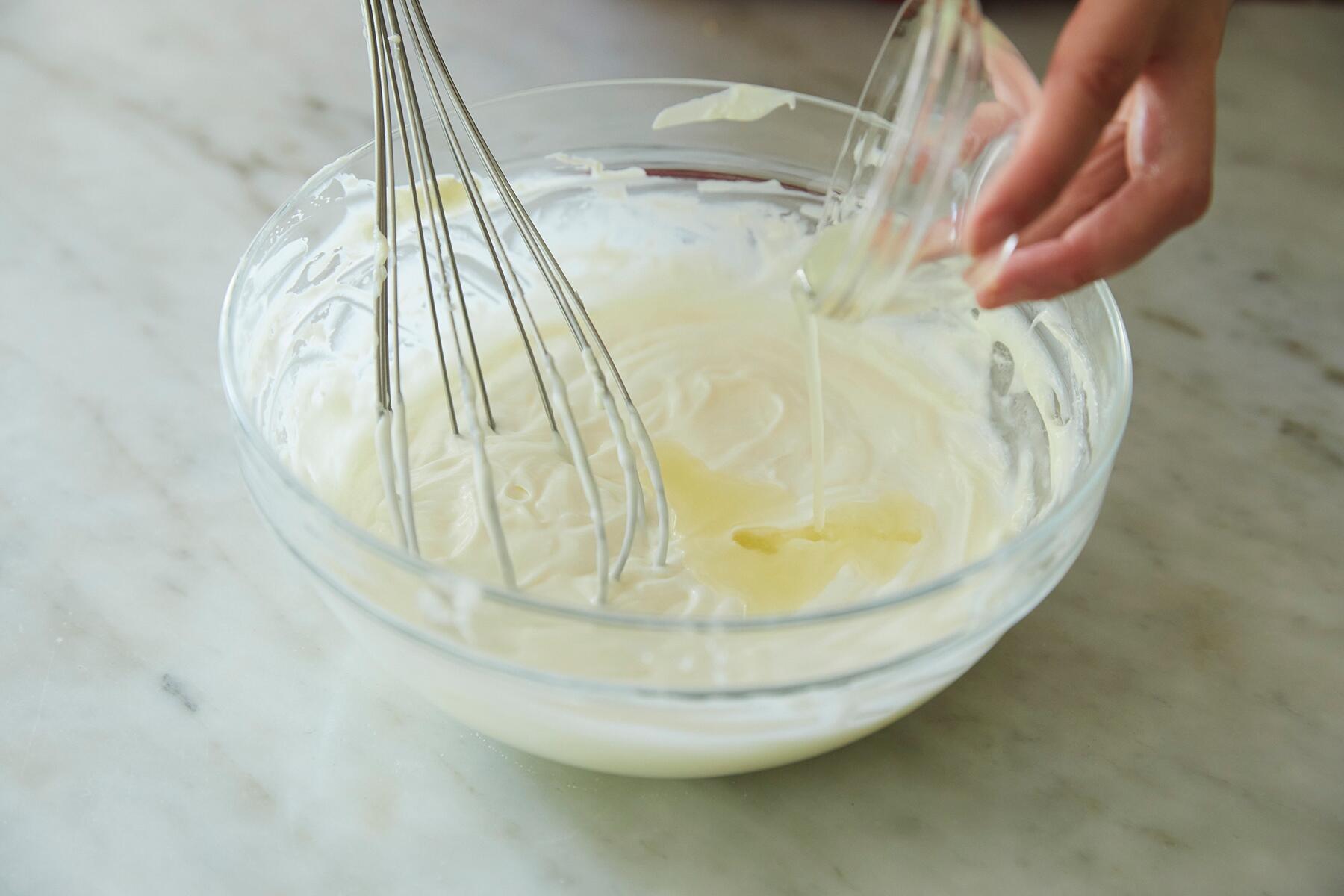 ヨーグルトとレモン汁を加えて混ぜる