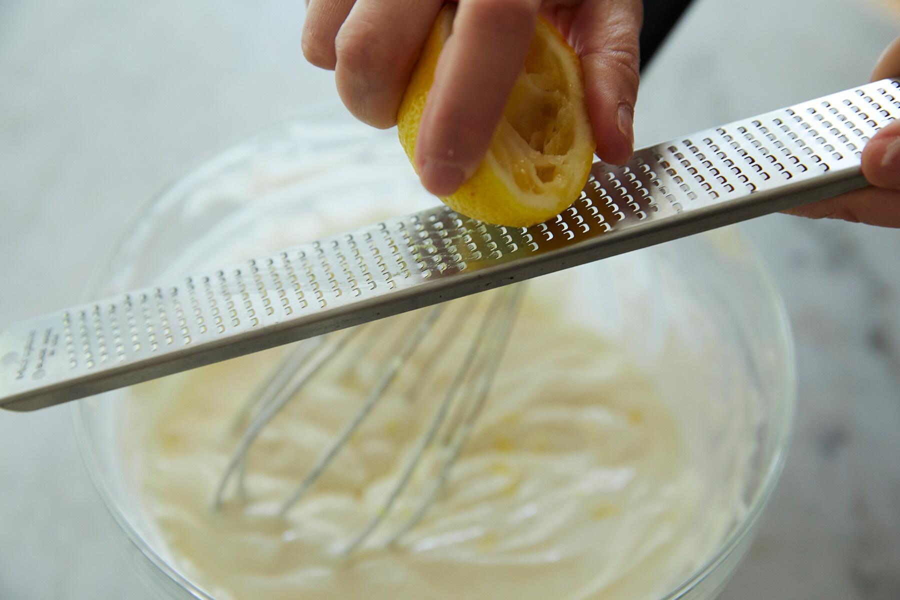レモンの皮をすりおろす