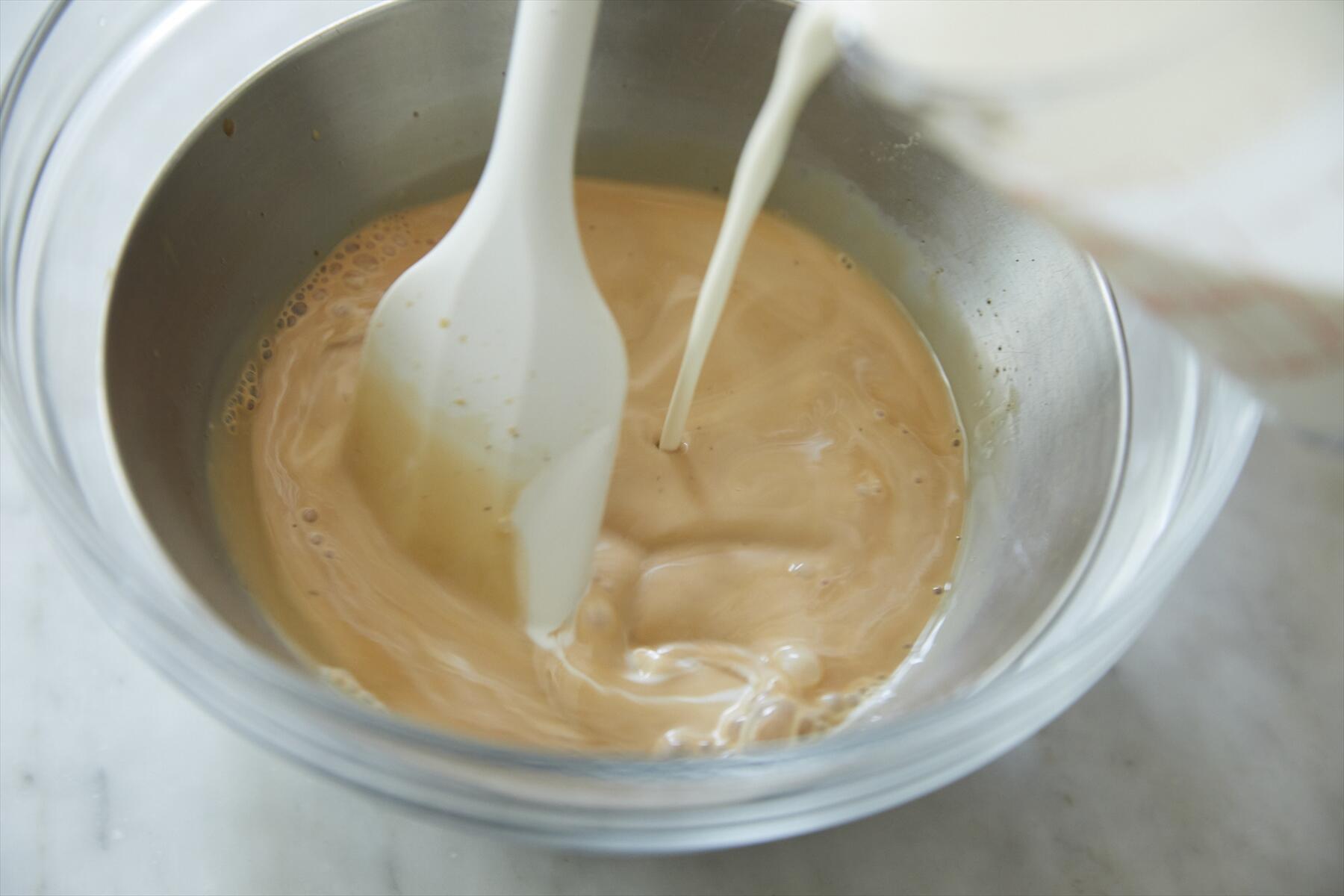 生クリームを加える