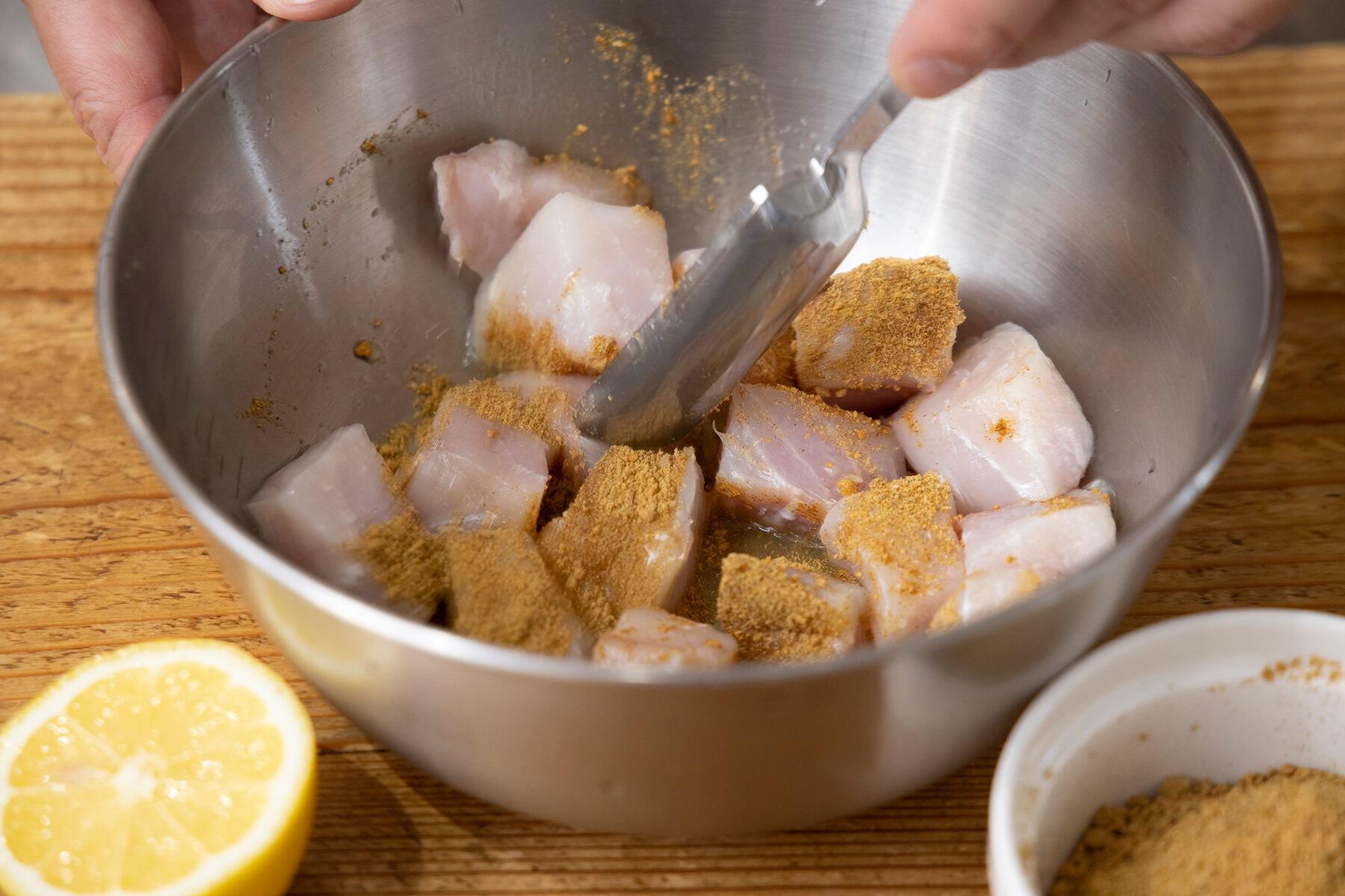 カジキマグロを「本挽きカレー」でマリネする