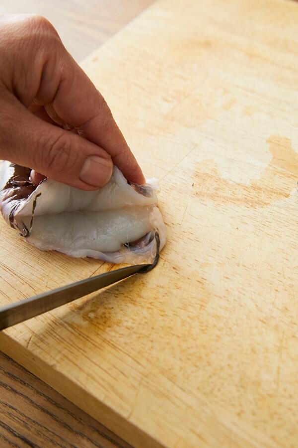 海老の下ごしらえ