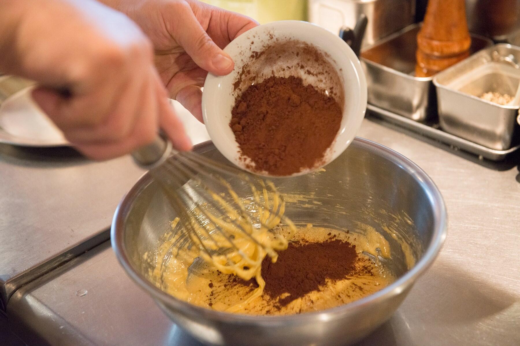 ココアパウダーを加える