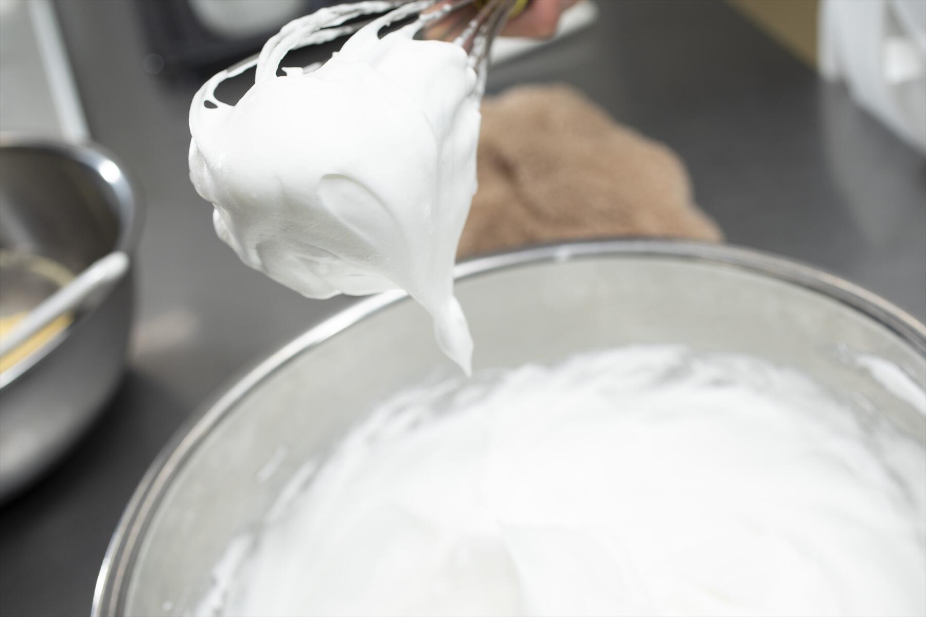 卵白を泡立てる