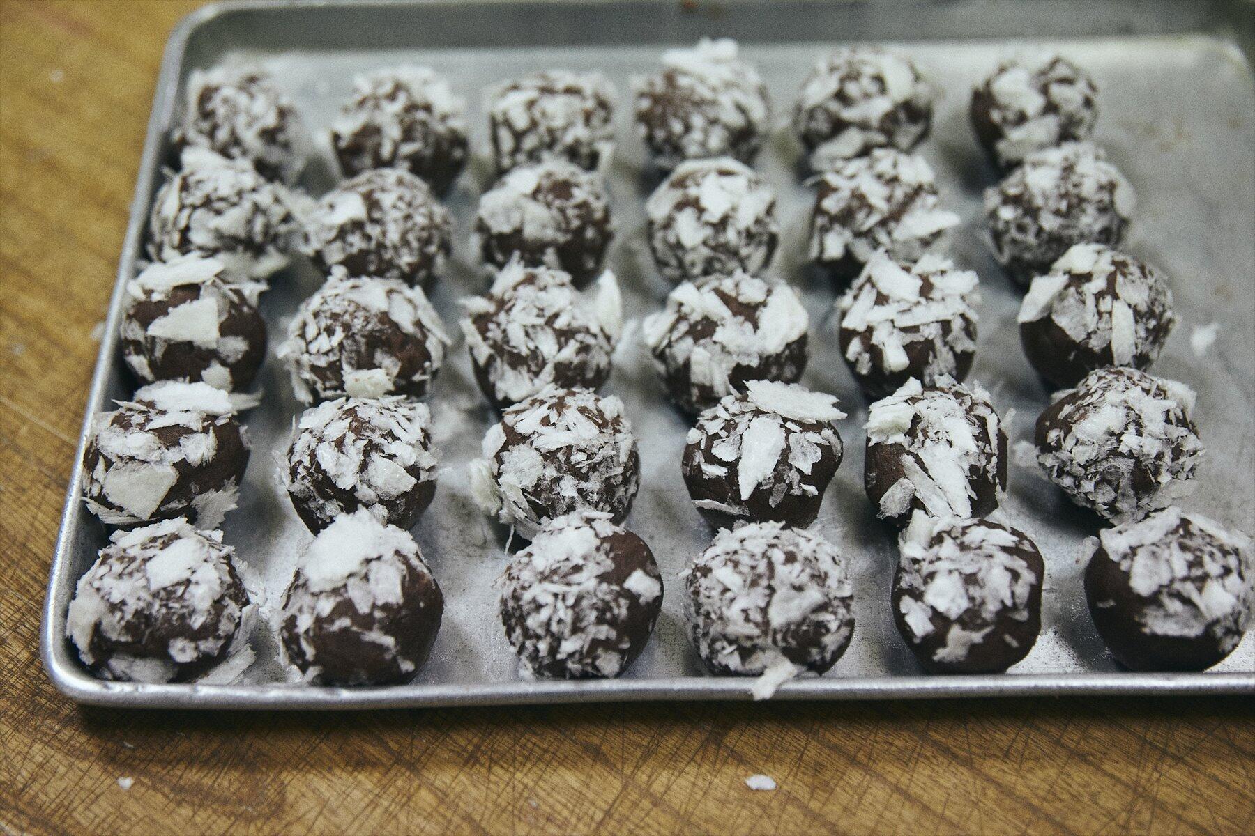 氷餅を黒い餡にまとわせる