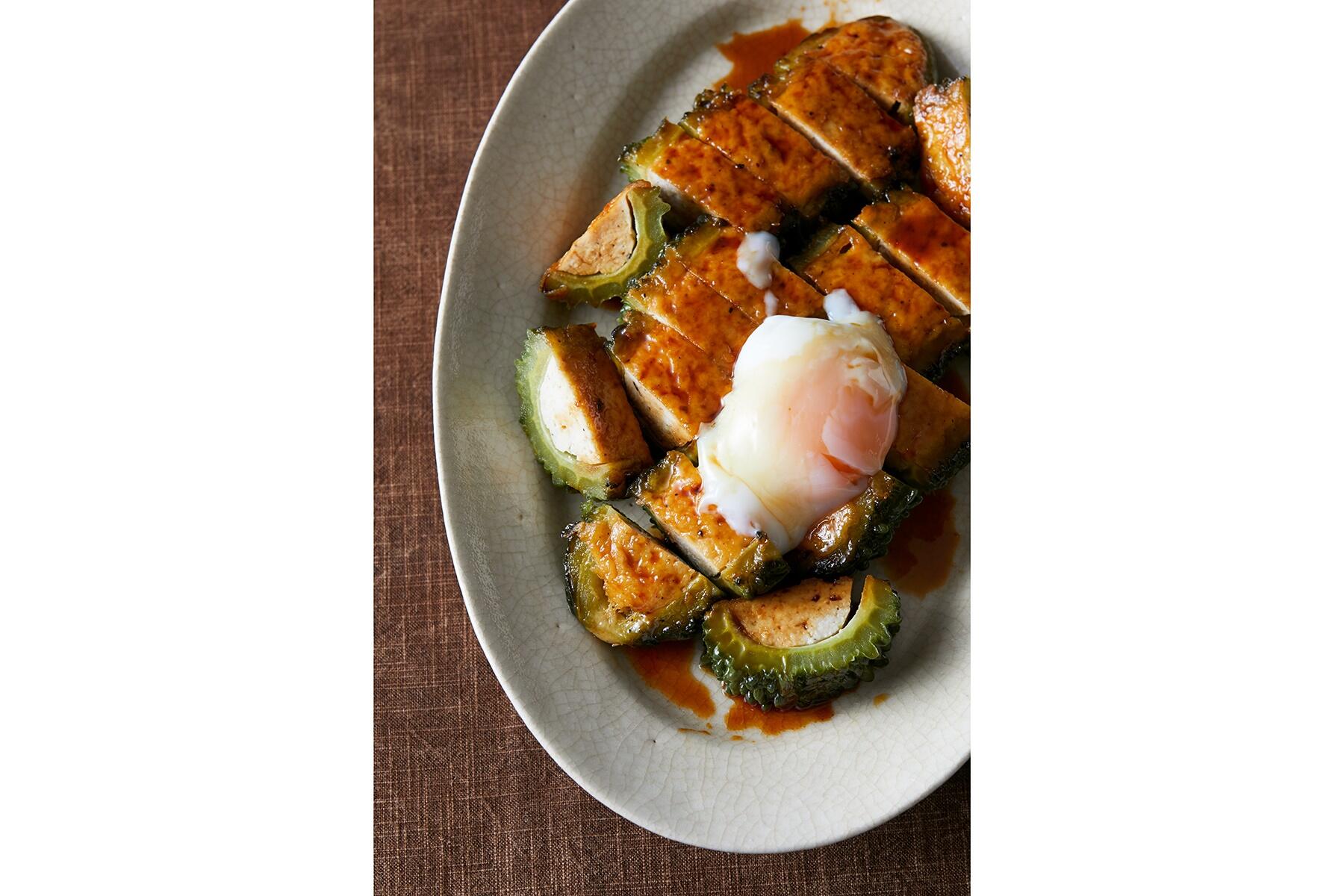 ゴーヤーの苦味と甘辛いたれのバランスが絶妙な“ゴーヤーの鶏つくね詰め焼き”