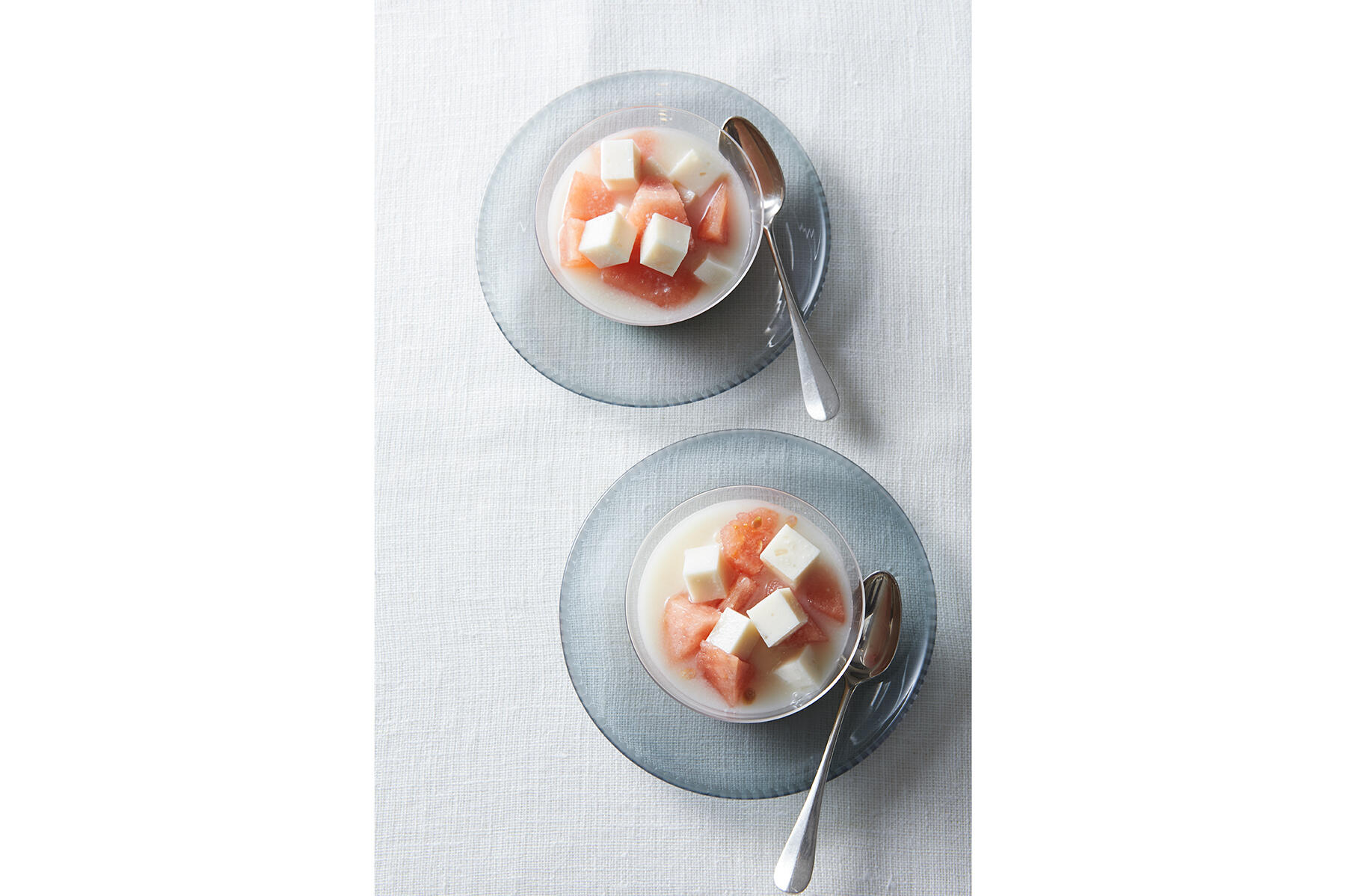 優しい自然な甘味を堪能する“甘酒ミルク寒天とすいか”