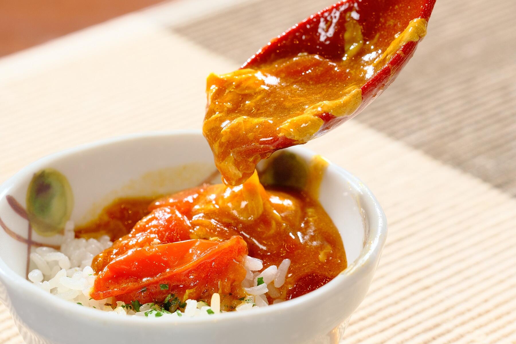 「ひと口ごはん」にカレーだしをかける
