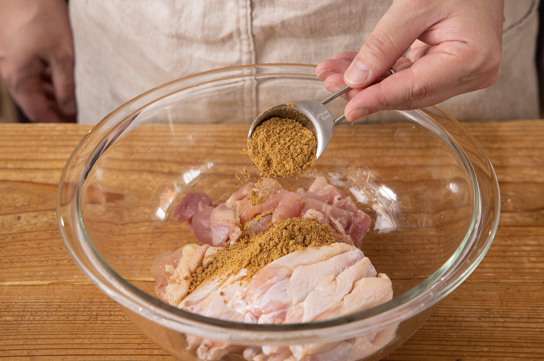 半量強を鶏肉にまぶす