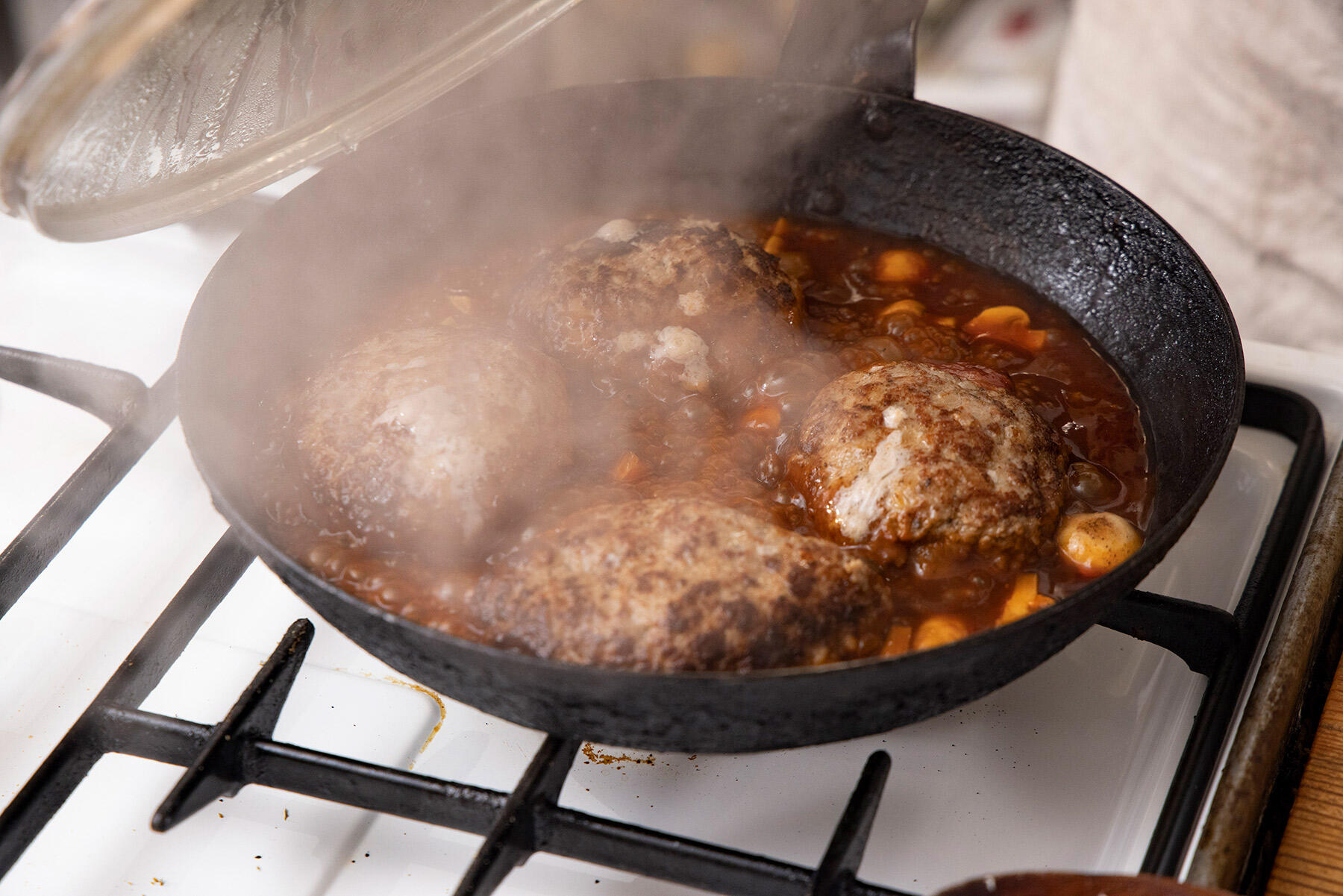 水を加えたら蓋をして、蒸し焼きにする