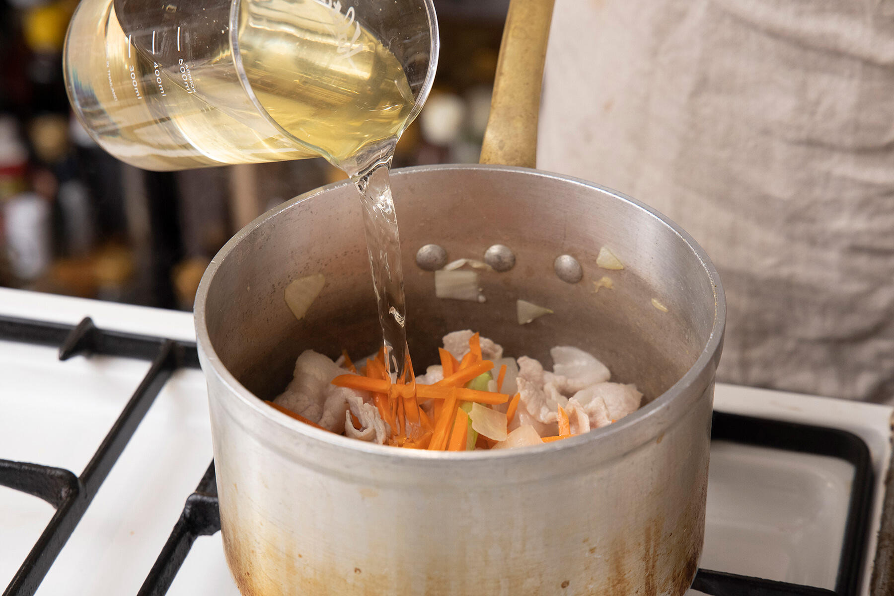 アスパラとにんじんを加え、だしを注ぐ