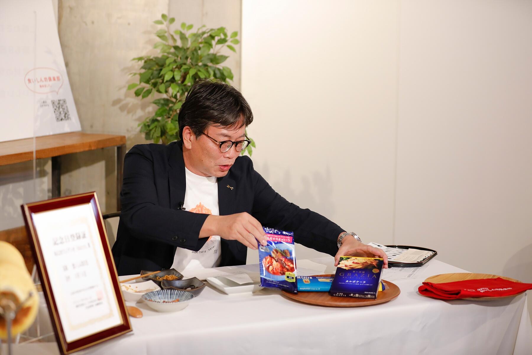 景品の説明をする植野編集長