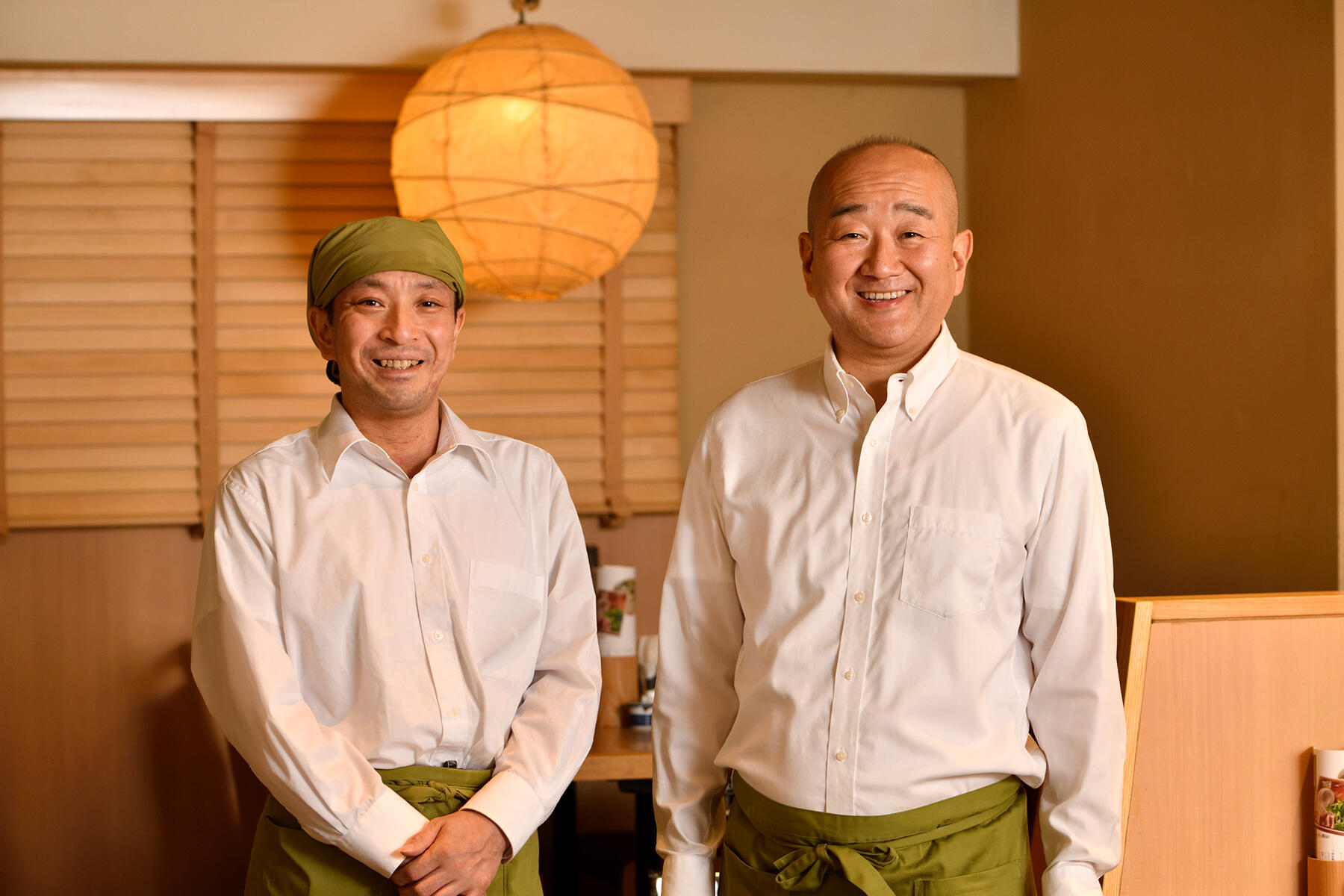 店主の米田佳旦さん（右）と、店長で料理を手がける佐々木茂さん