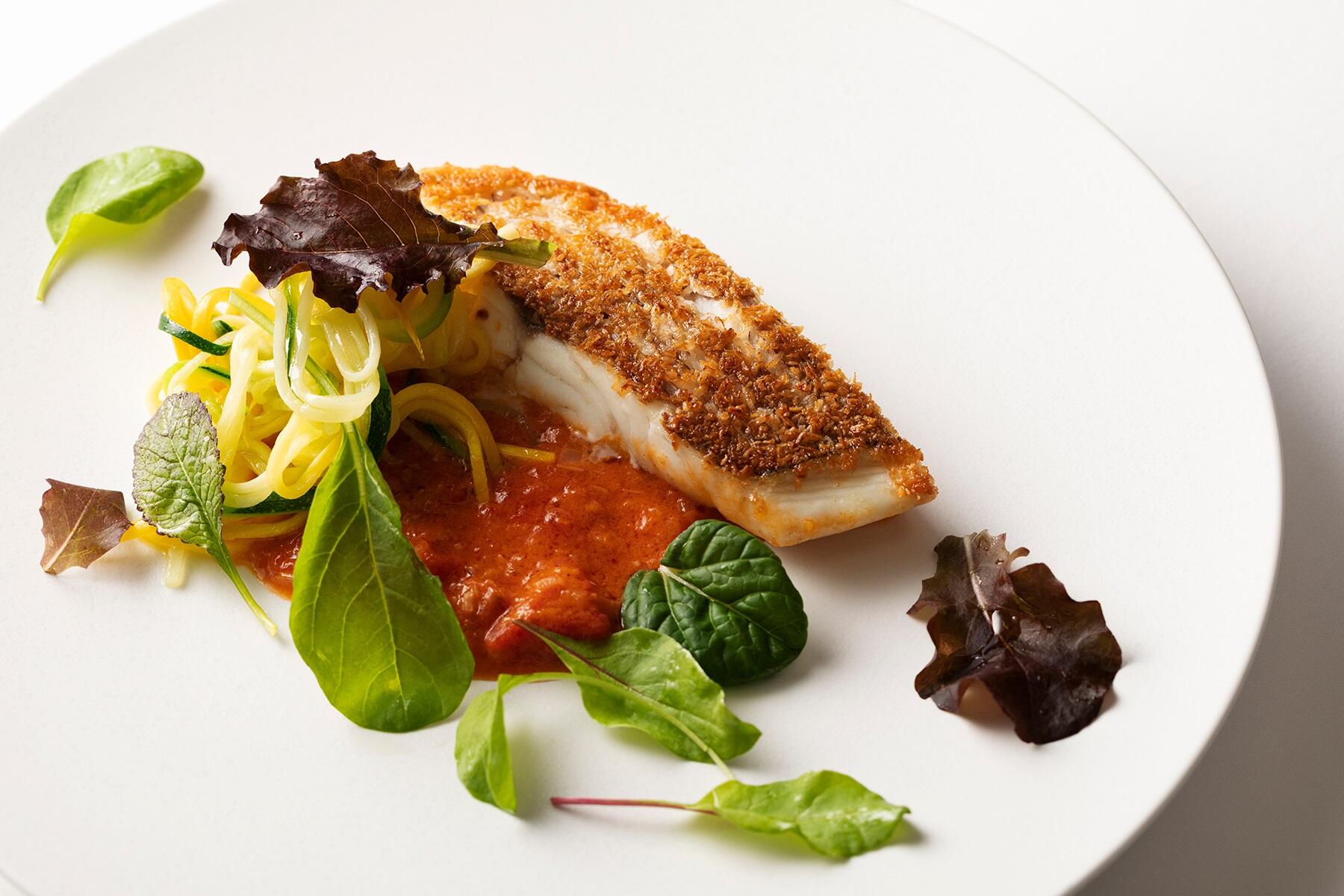 「真鯛のポワレ ココナッツミルクの香るトマトソース スパゲティーに見立てた黄と緑のズッキーニ」