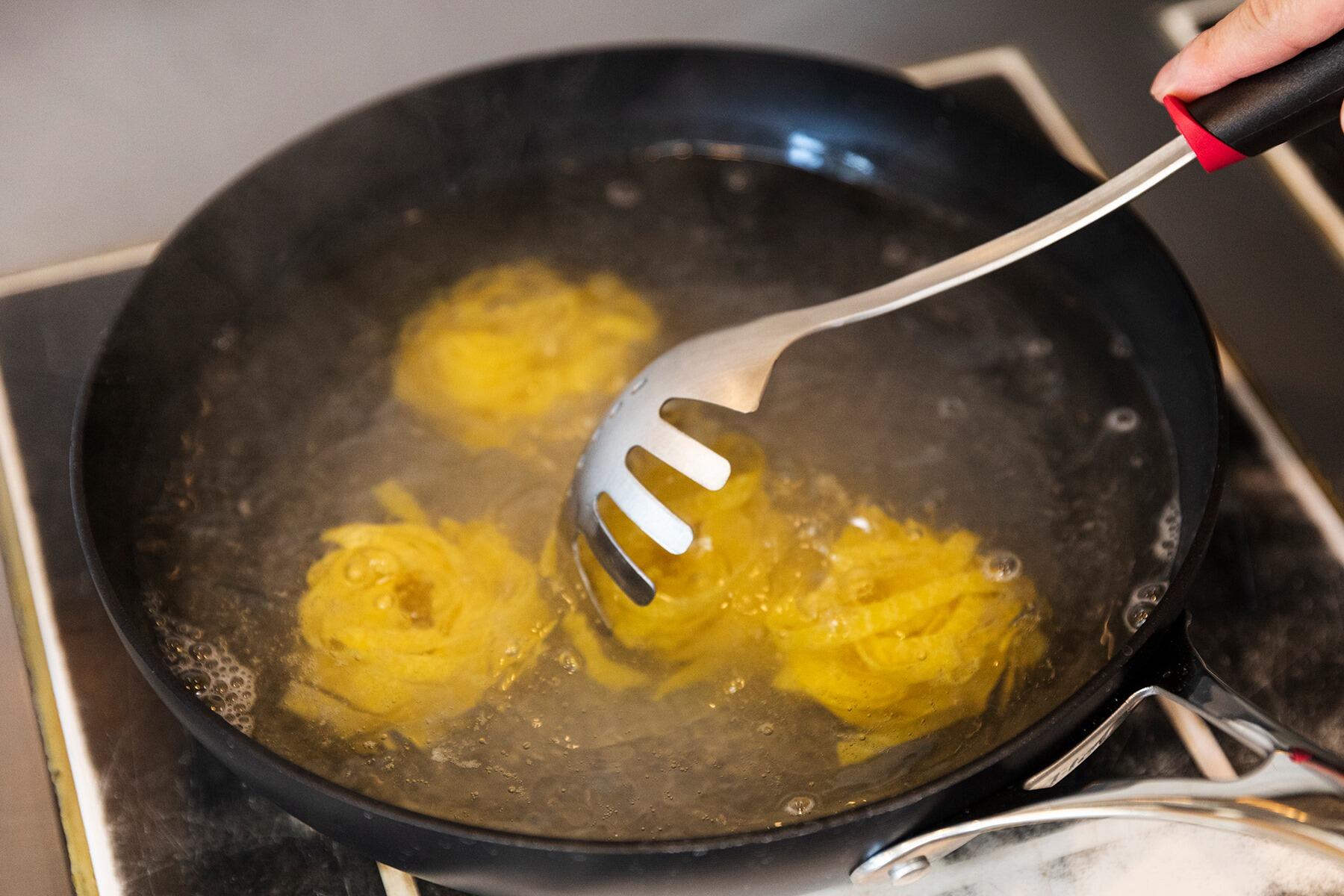 パスタをゆでる